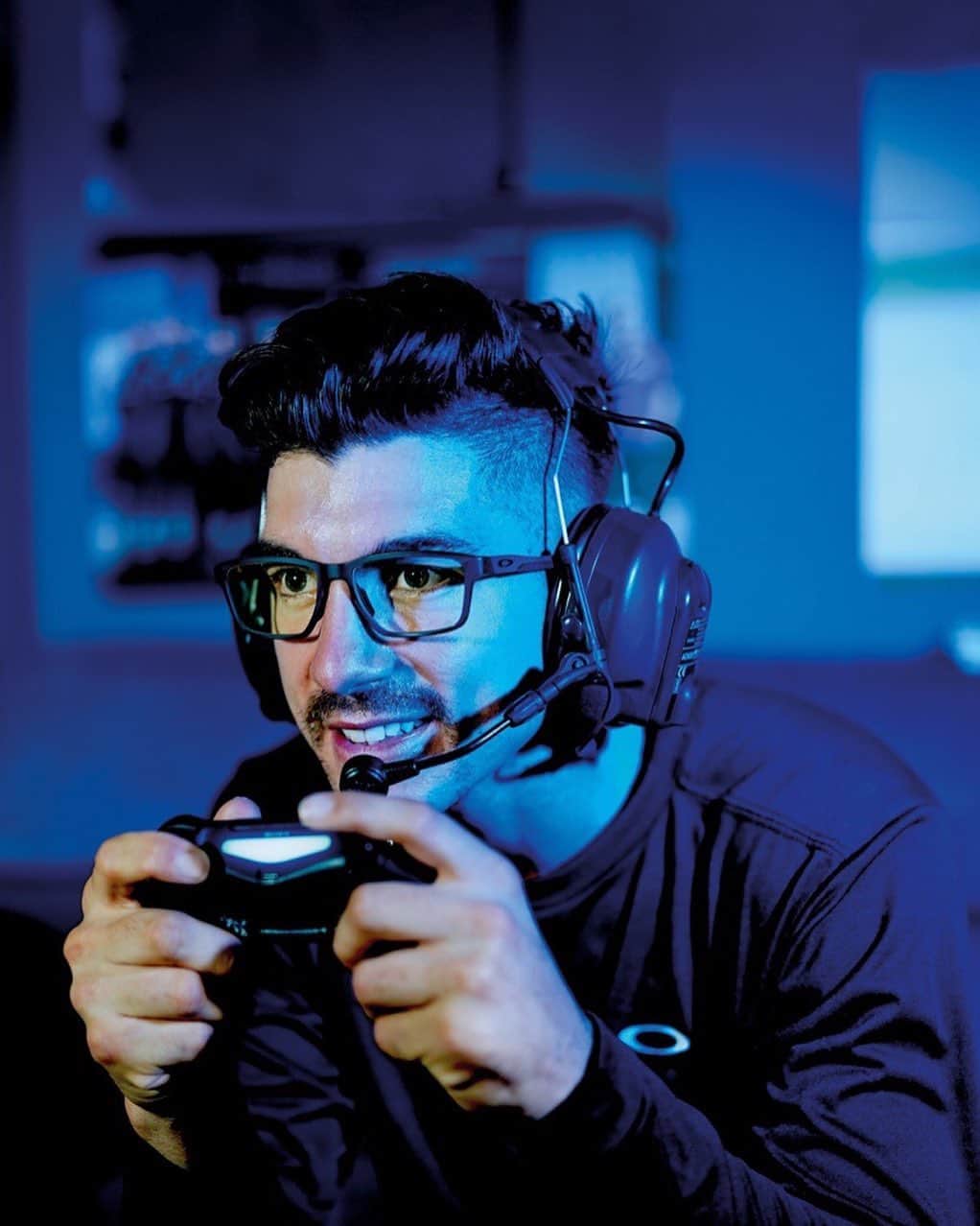OAKLEYのインスタグラム：「Next level gaming. 🎮 ❤️ @maverick12official #ForTheLoveOfSport」
