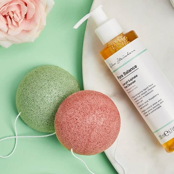 プリマークさんのインスタグラム写真 - (プリマークInstagram)「Did you know... These #PrimarkxAlexS konjac sponges can be used to refresh dull and tired skin? 💙 If you'd like to learn more about this dreamy new range, tune in at 6pm today to catch @alexsteinherr for a LIVE Friday Facial 🌿 Prices starting from £1.50/€2 (Available in: 🇬🇧🇮🇪) #PrimarkBeauty #skincare #crueltyfree」10月2日 21時00分 - primark