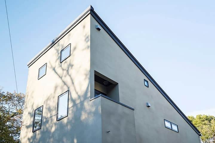 パパママハウスのインスタグラム：「シャープな印象を与える片流れの屋根。⠀ ⠀ 外壁は自然に溶け込むベージュに。室内はカジュアルに「木」の表情を活かしたつくり。木と共に変化を楽しむ暮らしを。⠀ ​​​​​​⠀ ⠀ ﻿⠀ －－－－－－－－－－－－－－－－﻿⠀ ㅤㅤㅤㅤㅤㅤㅤㅤㅤㅤㅤㅤㅤ﻿⠀ 暮らしを楽しむ﻿⠀ @papamamanhouse ﻿⠀ ㅤㅤㅤㅤㅤㅤㅤㅤㅤㅤㅤㅤㅤ﻿⠀ －－－－－－－－－－－－－－－－ㅤㅤ﻿⠀ ﻿⠀ #パパママハウス ﻿⠀ #papamamanhouse ﻿⠀ #大好きな暮らしを ﻿⠀ ㅤㅤㅤㅤㅤㅤㅤㅤㅤㅤㅤㅤㅤ﻿⠀ #注文住宅  #リノベーション #住まい #オーダーメイドの家 #新築一戸建て #丁寧な暮らし #自由設計 #施工事例 #建築実例 #マイホーム計画中 #マイホーム #工務店 #家づくり #インダストリアル  #外観 #屋根 #片流れ #こだわりの外観 #個性のある家 #大人かっこいい家 #シンプルな家 #窓 #かっこいいインテリア #家づくりアイデア #雰囲気のある家  #愛知  #バジーハウス」