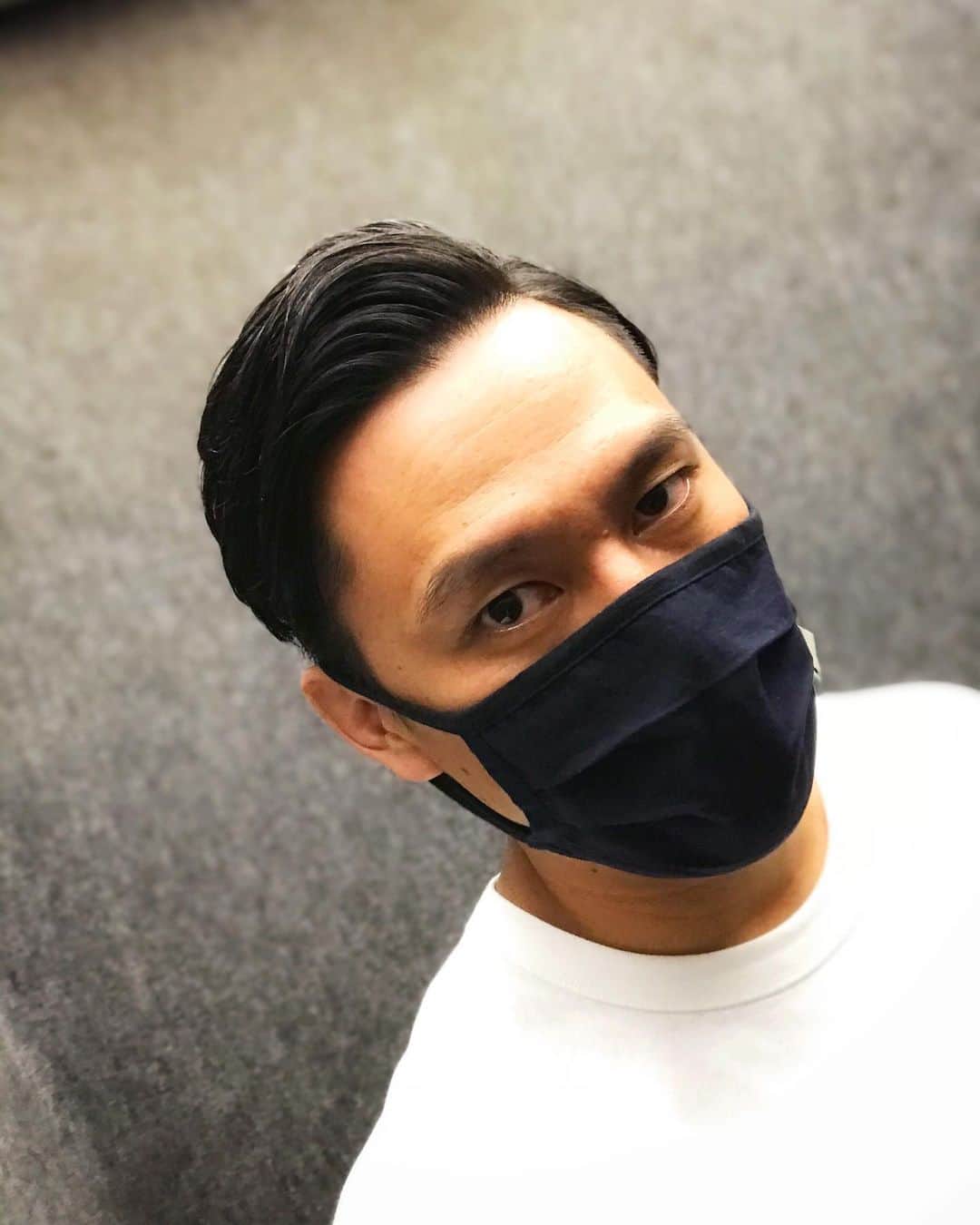 小柳心のインスタグラム：「最高のマスクいただきました。 ありがとうございます。  「このような製品が一日でも早く私たちの日常にとって無用のものになることを願って」  なんて素敵なメッセージなんだろうか。 世界で一番好きなブランドです。  #義志  そんでもって髪はほだかっとです。  「結局ボーンシリーズ初期のマット・デイモンになるんだよな」  こんな僕のことをわかってくれてる友人が他にいるだろうか。 最高の美容師です。  #violet」