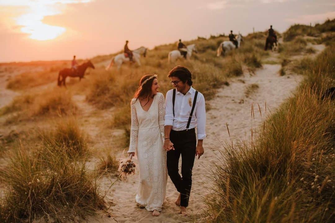 ミナのインスタグラム：「I've felt sad, angry and frustrated about the current situation and the unequal treatment of the wedding sector. I feel sad for the couples who have to face the postponement of their wedding perhaps for the second or third time and I feel sad for my fellow wedding suppliers for the struggle of surviving through the pandemic. But then, seeing pictures from photo shoots that the hard-working people in the wedding sector have recently been collaborating on to keep the positive vibes up... Makes my day and gives me hope! 😍 How can you feel sad when you have been part of creating something as amazing as this! Have a lovely weekend and try to stay positive about your wedding. You will eventually be able to marry your soulmate. Us wedding suppliers are looking forward to making your big day the best day of your lives. ❤️ Miina xx⁠ ⁠ Photography: @sambennettphoto⁠ Florals: @meadowdreamsflorist⁠ ⁠」
