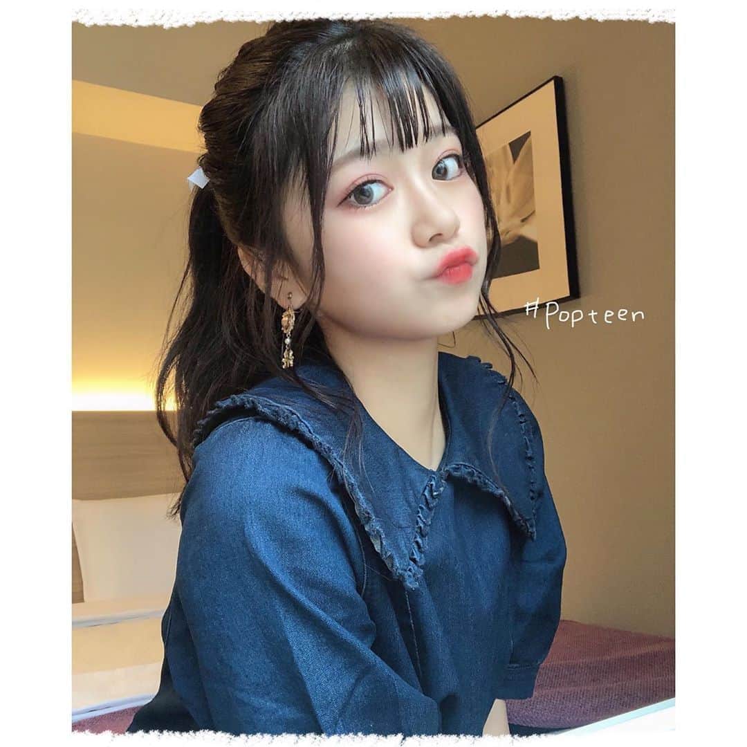 のインスタグラム：「． ． ばんくま🧸🎀 ． ． 今日からレギュモ救済企画のラストの投票バトルが始まりました！！ 最後のテーマは、“1位になったら○○します宣言”です！🌟 ． 今回自分で表紙風のデザイン加工をしたよ！！ 是非LOVEteenでチェックして下さい！！ そして、1日3回の投票も毎日よろしくお願いします🥺🌷 ． ． 前回の中間速報では、1位でした。👑 でも油断禁物。 最後まで気を抜かずに頑張るよー！！ 1位掴み取って、誌面1ページGETしようね！！✊🏻💖 ． ． くまファミの底力発揮するぞ〜！！！ ． いつも投票有難うございます！！🙇🏻‍♀️❤️ ． ． ． いつもいいね＆コメントありがとうございます🧸🎀 ． ． #まりくま #まりくま進化計画 #Popteen #手書き加工 #手書き #ljk #jk #jkブランド #ポニーテール #ヘアアレンジ #デニム #instagood  #くまファミの底力 #くまファミしか勝たん」