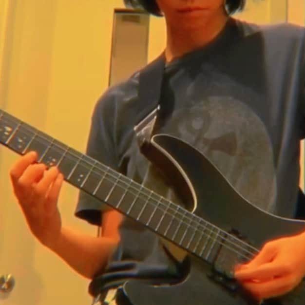 LISACHRISのインスタグラム：「guitar is a rapper🗣」