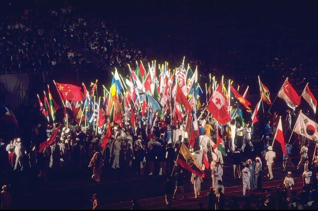 オリンピックさんのインスタグラム写真 - (オリンピックInstagram)「October 2, 1988: athletes of competing nations say goodbye at the Closing Ceremony of Seoul 1988. 👋 #OnThisDay」10月2日 21時01分 - olympics
