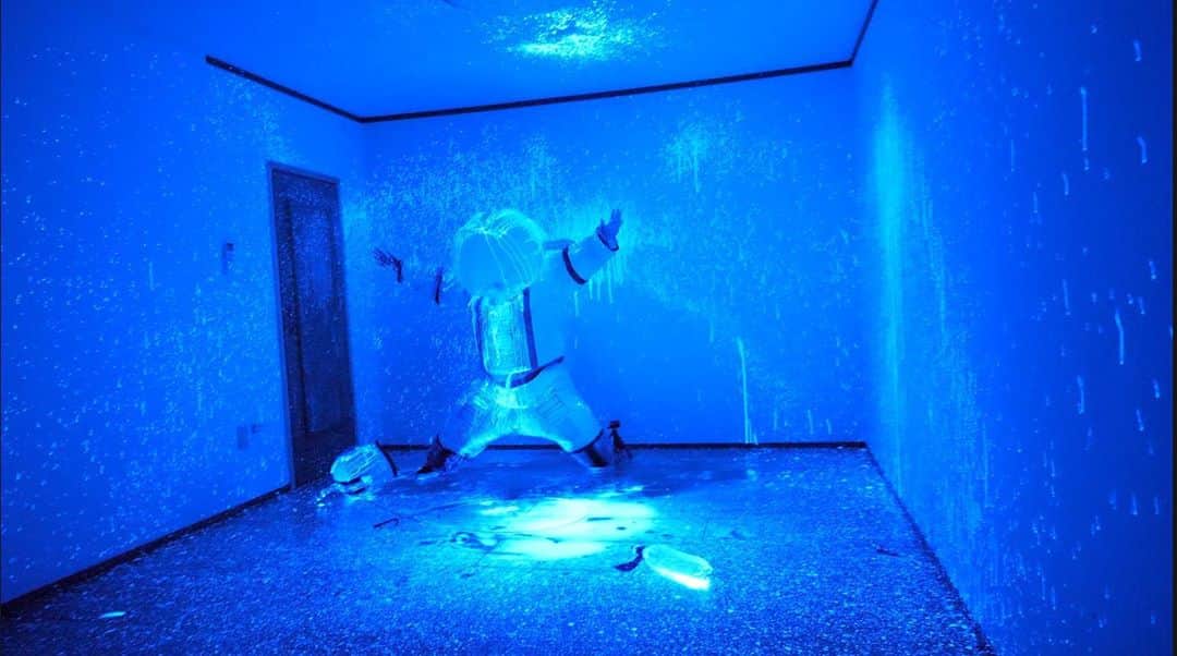 すしらーめん《りく》のインスタグラム：「#サイリウムの汁部屋にブチ撒け男 #掃地獄 #space」