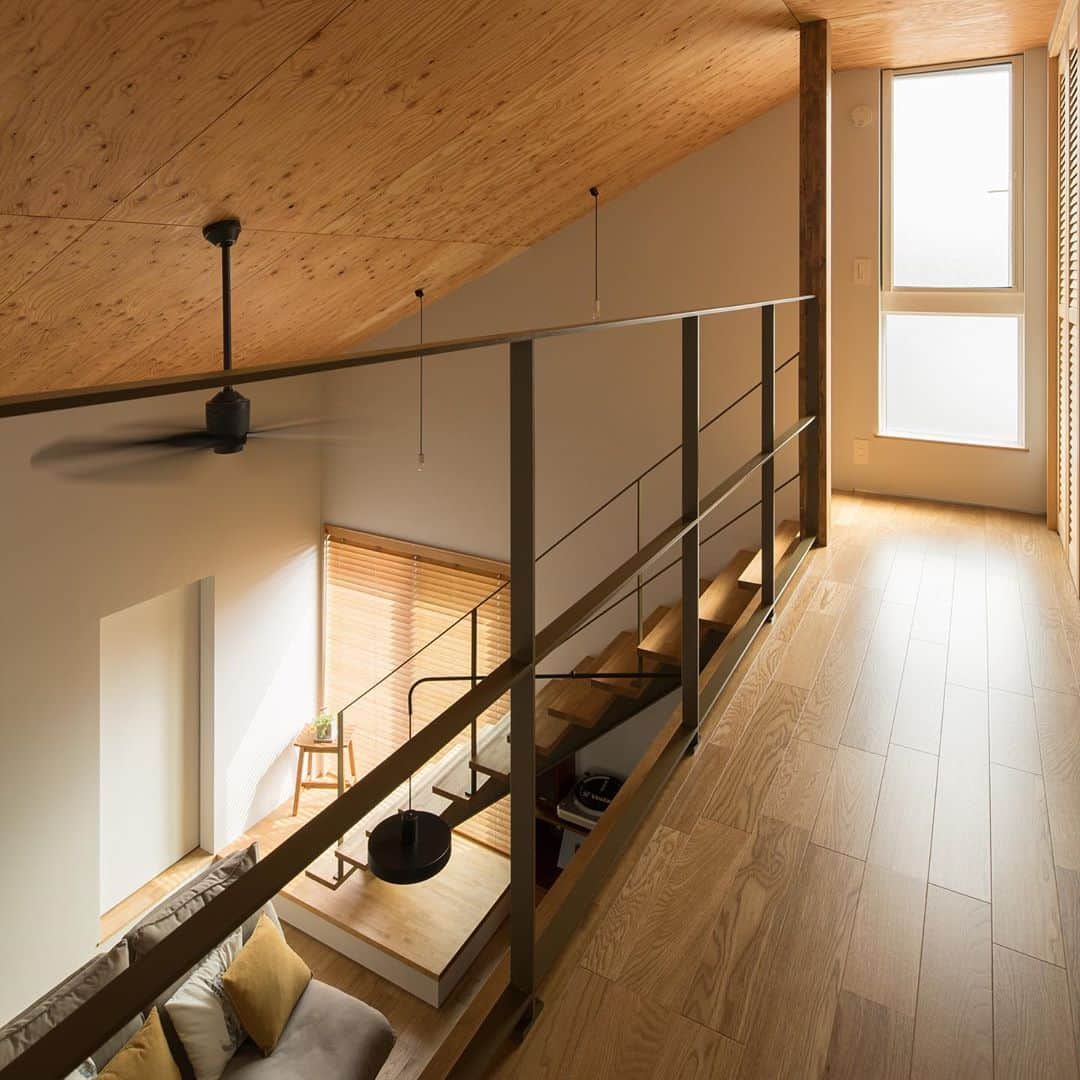 ルポハウス一級建築士事務所さんのインスタグラム写真 - (ルポハウス一級建築士事務所Instagram)「・ ・ ・ 栗の無垢フロアや、天井仕上げの木の素材感に包まれる、吹抜けリビングです。 ・ グレーがかった内壁が落ち着きを、アイアン手すりの階段やライトがカジュアルさを演出。 ・ ・ ・ 𓐌𓐌𓐌𓐌𓐌𓐌𓐌𓐌𓐌𓐌𓐌𓐌𓐌𓐌𓐌𓐌𓐌𓐌  ルポハウスの施工事例はこちらまで☞ @reposhouse  𓐌𓐌𓐌𓐌𓐌𓐌𓐌𓐌𓐌𓐌𓐌𓐌𓐌𓐌𓐌𓐌𓐌𓐌 #ルポハウス は#ちょっとかっこいい家 を"友人のために" という思いでつくっています。 一生に一度の#マイホーム。 「あなたにしかできない」×「ルポハウスだからできる」で、 私たちだけの#家づくり を思いっきり楽しんでみませんか？！ ・ ・ ・ #住宅 #注文住宅 #新築一戸建て #住まい #シンプルな暮らし #デザイナーズ住宅  #一級建築士事務所 #設計事務所 #滋賀県大津市 #滋賀県草津市 #滋賀県栗東市 #栗無垢 #吹抜けリビング #吹抜け #リビングインテリア #素材感 #アイアン手すり #吹き抜けリビング #木のぬくもりのある暮らし」10月2日 21時01分 - reposhouse