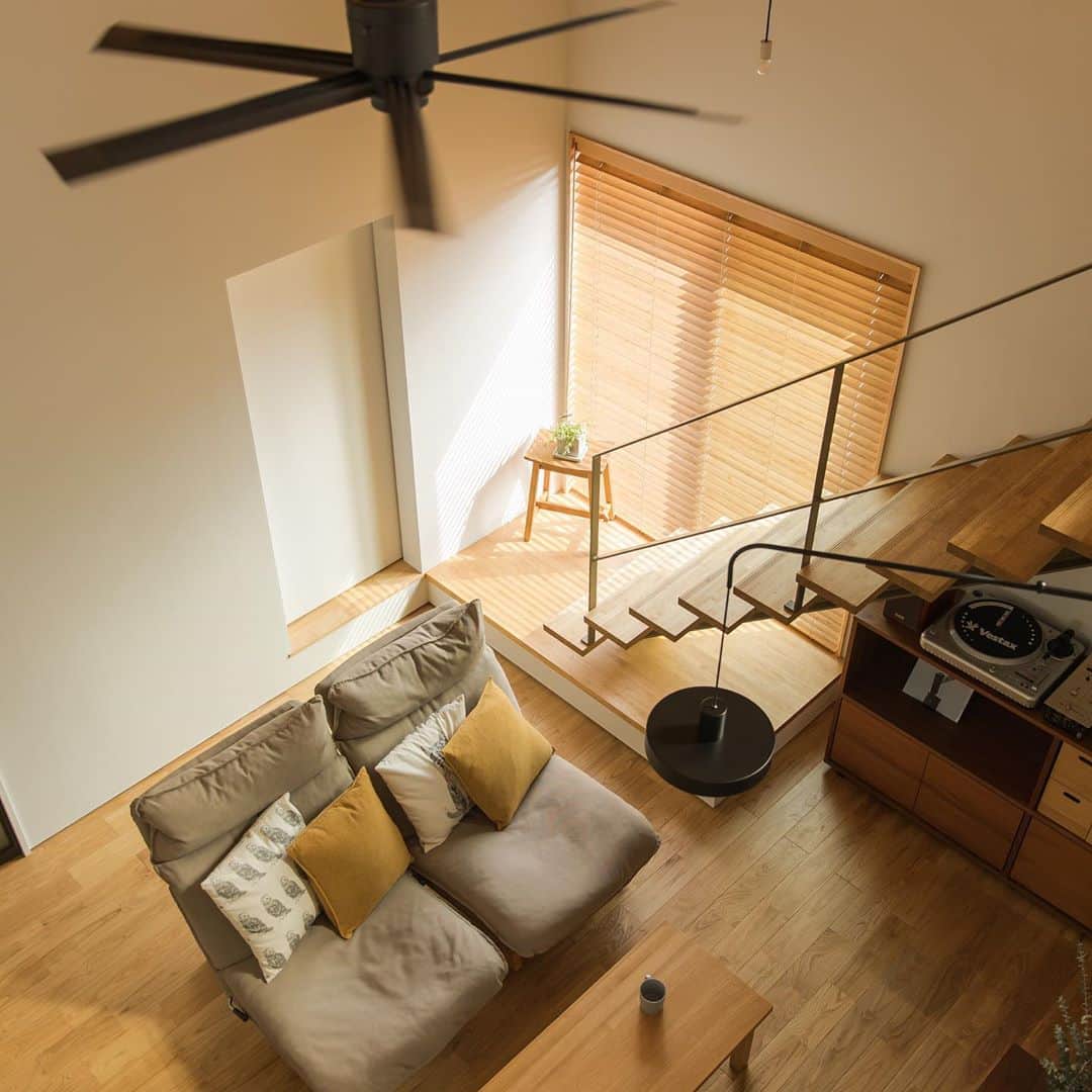 ルポハウス一級建築士事務所さんのインスタグラム写真 - (ルポハウス一級建築士事務所Instagram)「・ ・ ・ 栗の無垢フロアや、天井仕上げの木の素材感に包まれる、吹抜けリビングです。 ・ グレーがかった内壁が落ち着きを、アイアン手すりの階段やライトがカジュアルさを演出。 ・ ・ ・ 𓐌𓐌𓐌𓐌𓐌𓐌𓐌𓐌𓐌𓐌𓐌𓐌𓐌𓐌𓐌𓐌𓐌𓐌  ルポハウスの施工事例はこちらまで☞ @reposhouse  𓐌𓐌𓐌𓐌𓐌𓐌𓐌𓐌𓐌𓐌𓐌𓐌𓐌𓐌𓐌𓐌𓐌𓐌 #ルポハウス は#ちょっとかっこいい家 を"友人のために" という思いでつくっています。 一生に一度の#マイホーム。 「あなたにしかできない」×「ルポハウスだからできる」で、 私たちだけの#家づくり を思いっきり楽しんでみませんか？！ ・ ・ ・ #住宅 #注文住宅 #新築一戸建て #住まい #シンプルな暮らし #デザイナーズ住宅  #一級建築士事務所 #設計事務所 #滋賀県大津市 #滋賀県草津市 #滋賀県栗東市 #栗無垢 #吹抜けリビング #吹抜け #リビングインテリア #素材感 #アイアン手すり #吹き抜けリビング #木のぬくもりのある暮らし」10月2日 21時01分 - reposhouse