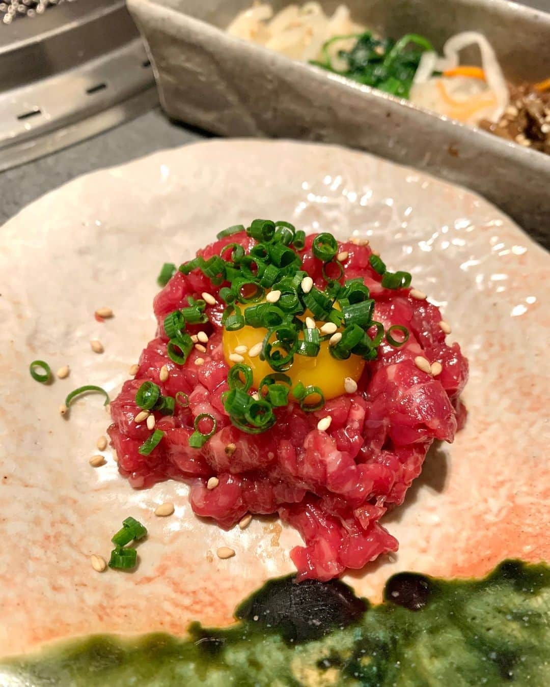 浅井麻里さんのインスタグラム写真 - (浅井麻里Instagram)「🥩🥩﻿ ﻿ お肉〜〜❤️❤️🤤﻿ ﻿ このお肉は〝両面各10秒焼きがオススメ〟ってことで﻿ 数を数えながら焼いてる動画🎥🤣﻿ (早送り編集ver.)﻿ ﻿ 六本木の『焼肉膳所 龍土町 匠』で﻿ 〝焼肉膳所コース〟をいただきました💕🥩﻿ ﻿ どのお肉もとっても美味しかった中でも、﻿ ヒレがすごく柔らかくて最高❤️😍﻿ コース全体通してボリュームたっぷり❣️﻿ 山椒を使った一味違う味付けもあったり、﻿ いろんな種類のお肉がバランスよく出てくるから﻿ ぺろっと食べられちゃいます♬♬﻿ ﻿ 🍴キムチとナムルの盛り合わせ 🍴グリーンサラダ 🍴牛肉のお刺身 🍴ユッケ 🍴牛タン 🍴赤身2種の焼肉(リブ芯・ザブトン) 🍴霜降り3種の焼肉(シンシン・マルカワ・カメノコ) 🍴シマチョウ 🍴牛ヒレ肉 🍴クッパ、匠の冷麺(各2人分に分けてもらいました) 他にも、ユッケジャンクッパ、ビビンバ、﻿ 牛筋カレーから選べるよ♬﻿ 🍴デザート(和三盆や抹茶のもなかアイス)﻿ ﻿ 上質なお肉を堪能できて幸せ…❤️🥩﻿ 焼き加減も一枚一枚、何秒焼きがいいかとか﻿ メモを付けてくださってるので、﻿ 自分で焼いて食べるの楽しい♬😋﻿ ﻿ 落ち着いた雰囲気の半個室のお店だから﻿ ゆっくり過ごせるよー✨🍽﻿ @ryudochotakumi.roppongi﻿ ﻿ ﻿ #焼肉膳所龍土町匠#六本木焼肉#知床牛#焼肉#ディナー#六本木#六本木ディナー#トリドリベース#個室焼肉#pr#dinner#roppongi」10月2日 21時02分 - mari_asai_625