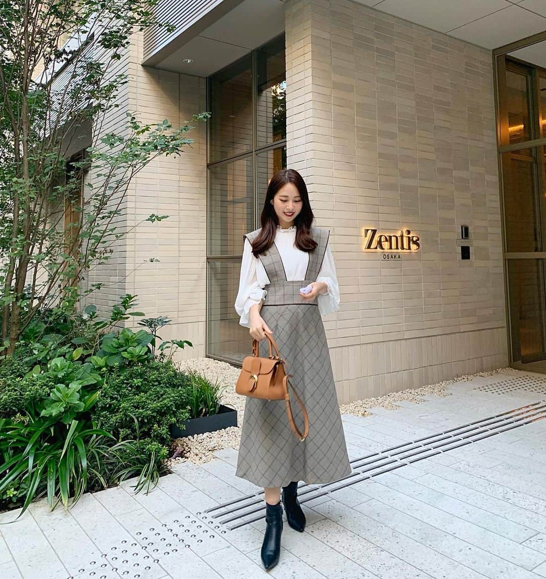 ハンナミのインスタグラム：「☁️🌛✨  先日、dmのほうにもたくさん 質問いただいてた、こちらの ジャンパースカートは 10月発売の新作です -🤎  もうすこし涼しくなったら タートルニットにも合わせたいね :)  blouse, skirt #eneu bag #delvaux」