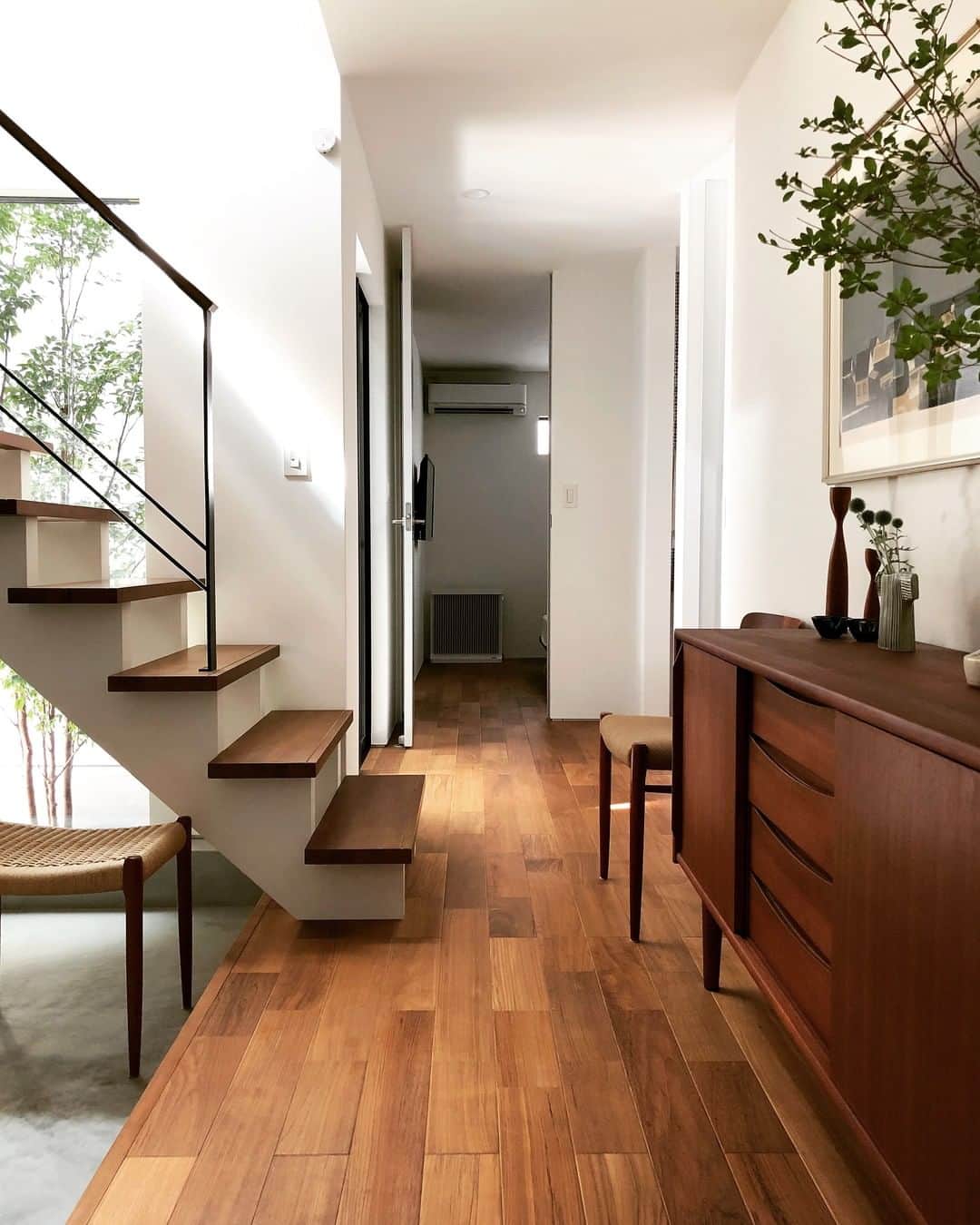 ムクリ［mukuri］さんのインスタグラム写真 - (ムクリ［mukuri］Instagram)「ヴィンテージ家具と共に暮らす家、北欧×モダンのコダワリを添えて。  玄関をあけると 広く設けたモルタルの土間に スケルトン階段とヴィンテージ家具がお出迎え。  階段をのぼると約20畳ほどのLDKがあり どの場所からも眺められる中庭が印象的です。  北欧の家具と夜にライトアップされたシンボルツリー。 ゆったりとした時間の流れ。 想像しただけでも幸せになりますね。  ▼casa_omameさんインテリアまとめ -----------------------------------------------  ●キッチン ・キッチンメーカー：サンワカンパニー／GRAD45 ・サイズ 全長：2565mm 奥行き：650mm 高さ：850mm ・ステンレス／バイブレーション仕上げ  ・キッチンタイル：名古屋モザイク／パヴォーネ（品番PVO-09） ・食洗機：なし ・水栓：ミズタニ／混合水栓ヘッド引出式 ・レンジフード：渡辺製作所／スリム型サイドフード  ・ガスコンロ：ハーマン／プラス・ドゥ（PLUS do） ・下がり天井：IOCフローリング／プラフォンセパレ（チーク材）  ●キッチン背面収納 ・カップボード：サンワカンパニーのコントルノ（無印良品とコラボ）  ●洗面室 ・洗面台：AICA／人口大理石スタイリッシュカウンター ・ミラーボックス：サンワカンパニー ・水栓：KAKUDAI  ●1F洗面台 ・カウンター：IKEA／木材カウンター ・洗面：サンワカンパニー／エレガンススクエア ・タイル：名古屋モザイク／アデオナ（ADE-08） ・鏡：アクタス  ●床材 材質：ＩＯＣフローリング  -----------------------------------------------  ▼ご紹介した記事 https://mukuri.themedia.jp/posts/4926372 「サンワカンパニー」のカテゴリーよりご覧いただけます＾＾ （キャプション：編集長）  #注文住宅 #マイホーム #北欧インテリア #ヴィンテージ #北欧ヴィンテージ #リビング #キッチン #ダイニング #玄関インテリア #洗面所 #サンワカンパニー #名古屋モザイク #ACTUS #無印良品 #北欧家具 #マイホーム計画 #マイホーム記録 #家づくり#おうち #新築 #新築一戸建て #kitchen #マンションインテリア #賃貸インテリア #インテリア #ライフスタイル #暮らしの道具 #暮らしを楽しむ #くらしの編集 #ムクリ」10月2日 21時05分 - mukuri_official