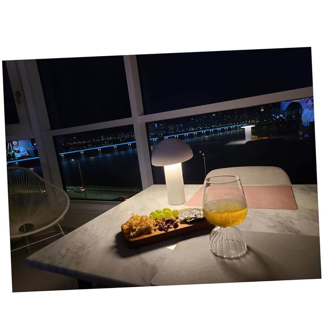 オ・ナラさんのインスタグラム写真 - (オ・ナラInstagram)「#혼맥🍺 #집스토랑🍽  평소에 술 안 즐겨요🙅‍♀️ 잘 못마셔요🤞 드물게 땡기는밤🥂 있잖아요~ #330mℓ #딱좋아👌  #달이커서 #야경이이뻐서 #사그작 #김안주 #얼음가득❄️ #캬아👍 #함께해요❤️」10月2日 21時15分 - sabita_5
