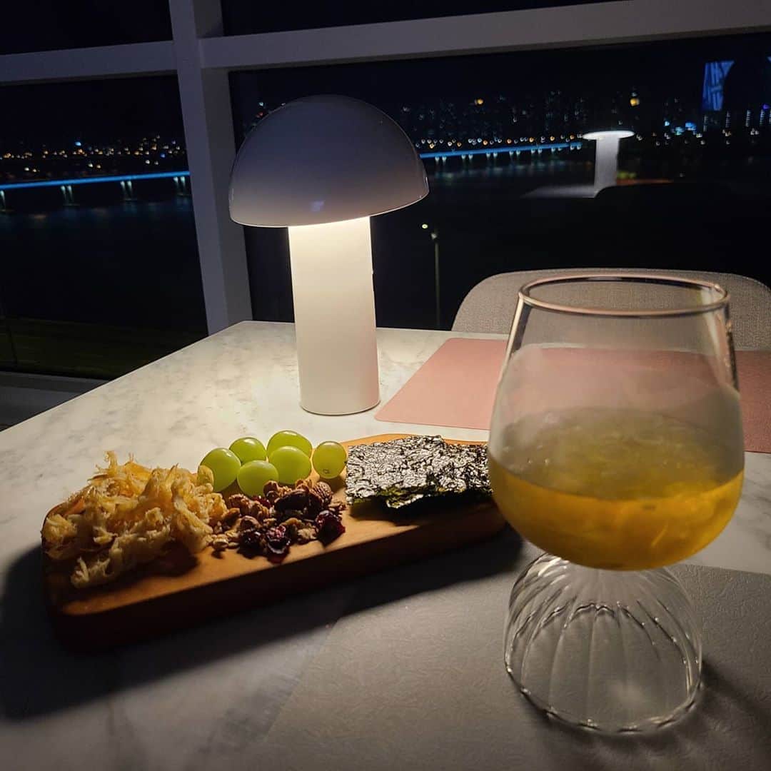 オ・ナラさんのインスタグラム写真 - (オ・ナラInstagram)「#혼맥🍺 #집스토랑🍽  평소에 술 안 즐겨요🙅‍♀️ 잘 못마셔요🤞 드물게 땡기는밤🥂 있잖아요~ #330mℓ #딱좋아👌  #달이커서 #야경이이뻐서 #사그작 #김안주 #얼음가득❄️ #캬아👍 #함께해요❤️」10月2日 21時15分 - sabita_5