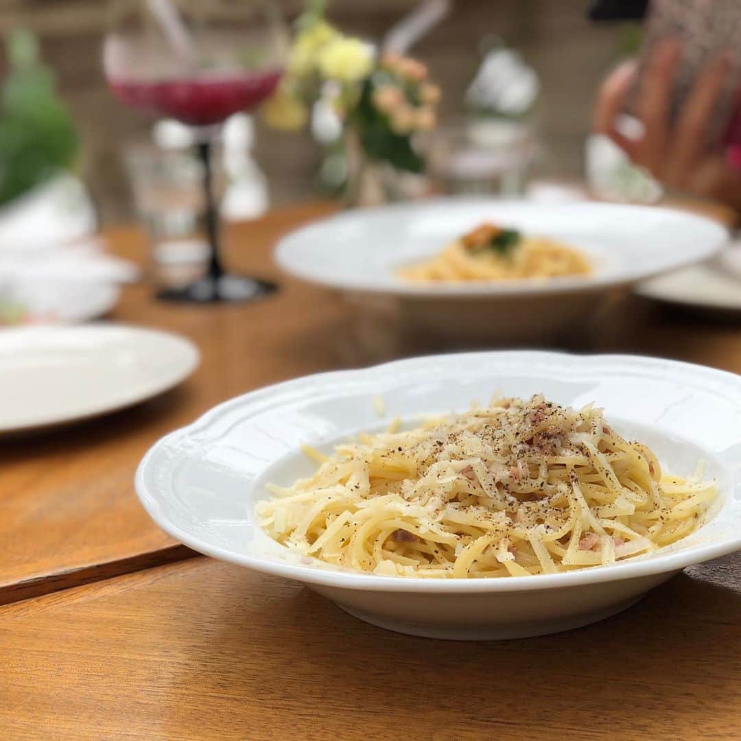 加藤あやのさんのインスタグラム写真 - (加藤あやのInstagram)「先日行ったランチの写真  鮮やかで食欲わいちゃいますねぇ🐥✨ テラスの席で気持ちよく食事ができました！ 美味しかったし、わいわいと楽しかった✨ ひびちゃん、りのちゃんありがとう☺️✨  #ランチ #イタリアン #lunch  #italian  #pizza  #pasta  #sangria」10月2日 21時15分 - ayano_kato929