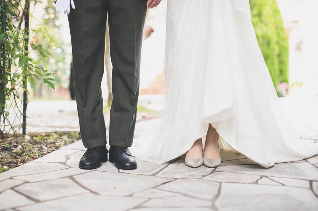 ヴィラデマリアージュさいたまのインスタグラム：「南フランス結婚式の街﻿ ﻿ 結婚式のハレの日にも 足元からおしゃれを✨ Bon mariages...  ブライダルフェアのご予約は﻿ InstagramのDM・プロフィール欄URLヴィラデマリアージュの公式ホームページにて﻿ ﻿ ﻿ #villasdesmariages#ヴィラデマリアージュ#ヴィラデマリアージュさいたま#結婚式レポート#結婚式場#ウェディング#wedding#ブライダルフェア ﻿ #式場見学#大宮結婚式場#結婚式場探し#式場探し#南フランス#コンセプトウェディング#ガーデンウェディング#プレ花嫁#プレ花嫁準備#プレ花嫁さんと繋がりたい#卒花嫁#卒花嫁レポ#卒花嫁さんと繋がりたい#さいたま#さいたま結婚式場」