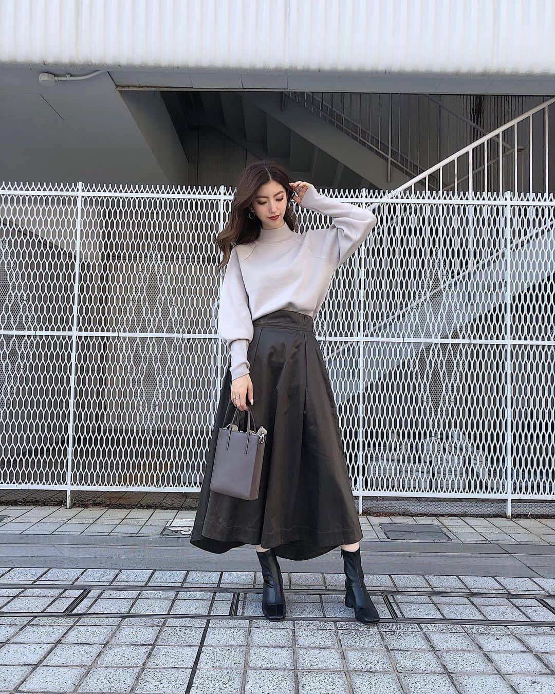 のインスタグラム：「. . やっぱりダークトーンは落ち着く🖤🖤 . 最近プリーツスカート以外も 履くようになった🥰 . #MURUA#murua_snap#murua_by_staff#code#fashion #ムルーア#パフスリーブハイネックニット#ワイドベルトボリュームスカート#ワントーンコーデ#コーデ#ファッション」