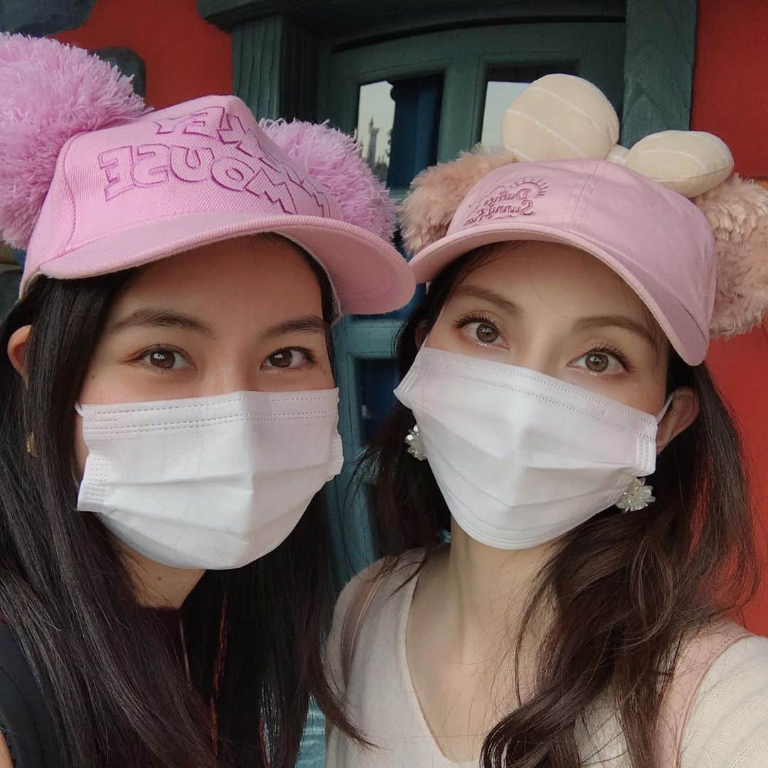 大塚まゆりのインスタグラム：「トゥーンタウン♪  #姉妹ディズニー #姉妹コーデ #東京ディズニーランド #ディズニーランド #トゥーンタウン #ディズニー #ディズニー風景 #ディズニー写真」