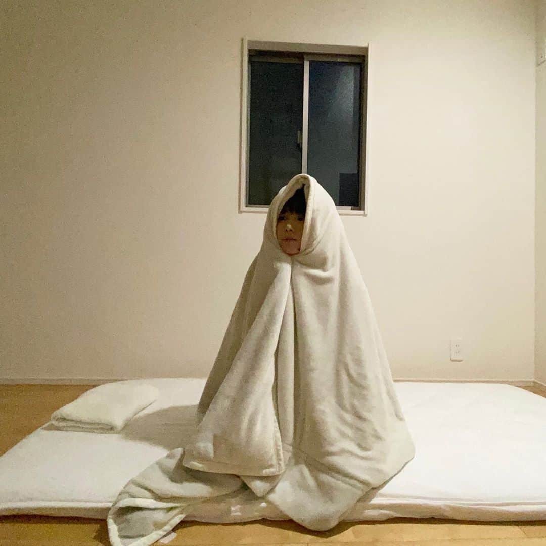藤岡みなみのインスタグラム：「所持品0から100日生活、8〜15日目です。 ﻿ 8日目　毛布﻿ 9日目　本﻿ 10日目　全身シャンプー﻿ 11日目　洗濯機﻿ 12日目　鍋﻿ 13日目　箸﻿ 14日目　包丁﻿ 15日目　冷蔵庫﻿ ﻿ 本はなくても生きていけるものかもしれない。でも9日目に本を選んだことで本当に心が落ち着いた。生きると暮らすはちょっとちがう。﻿ ﻿ 詳しくはこちらにまとめています✏️﻿ https://note.com/fujiokaminami/n/n021fefd8256e﻿ ﻿ ﻿ #100日間のシンプルライフ #映画 #ライフスタイル #生活 #シンプリスト #ミニマリスト #note」