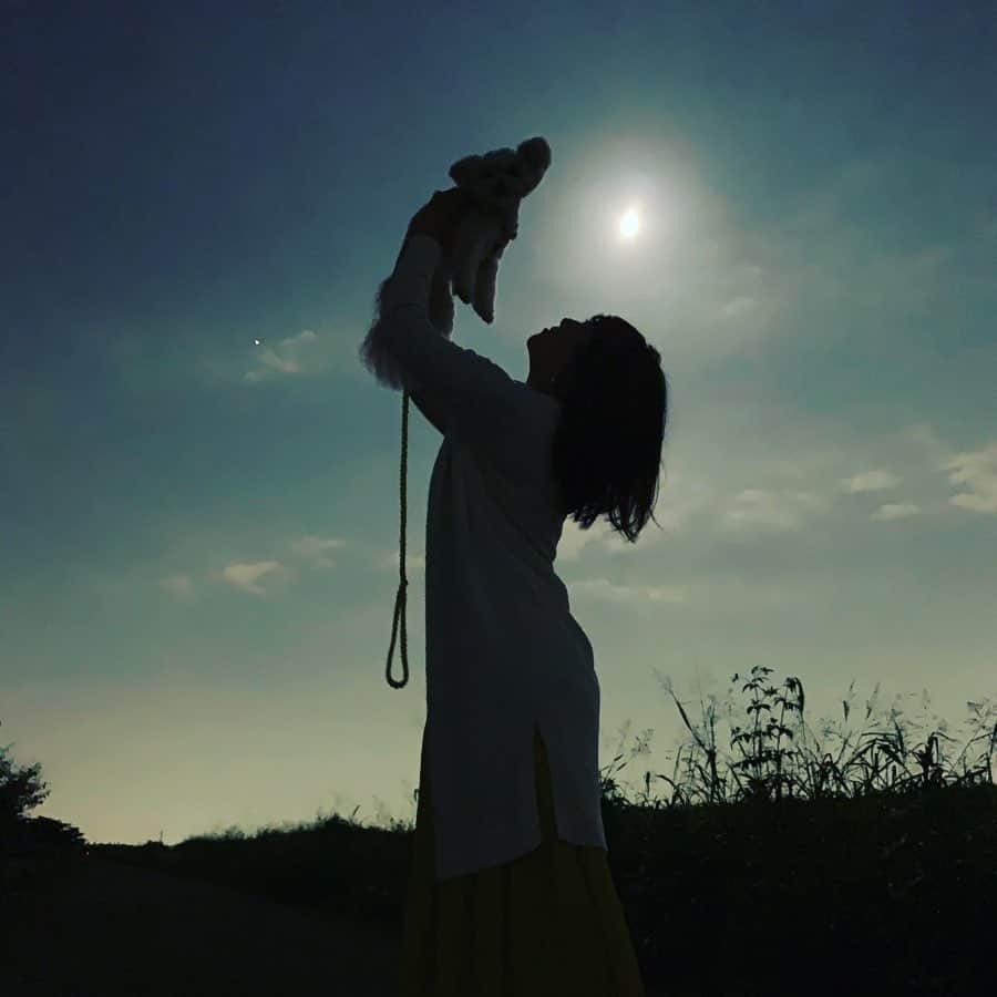 のインスタグラム：「昨夜は十六夜（いざよい）の名月。 ✴︎ 満月（十五夜）よりも少しだけ遅く、 ✴︎ ためらうように出てくるから、 ✴︎ 「十六夜（じゅうろくや）」の月を ✴︎ 「いざよい」呼ぶようになったものらしい。 ✴︎ “いざよい”とは ✴︎ 「進もうとして進まないこと、ためらうこと」 ✴︎ うーむ… ✴︎ 昔のひとの感性って、 ✴︎ なんてしっとりしていて、素敵なんだろう。 ✴︎ ためらうこともまた、美しい。 ✴︎ 「十六夜〜いざよい〜」 ✴︎ 将来BARをやるとしたら、 ✴︎ 名前は”十六夜”にするか…。 ✴︎ （開店時間になってもなかなかオープンしなさそうだけど…笑） ✴︎ もちろんわんこOK BARです🐾🍸 ✴︎ なーんてね🌕 ✴︎ #十六夜 #いざよい #お月見 #moonevent #japaneseculture  #izayoi #愛犬とお出かけ #犬と月見散歩」