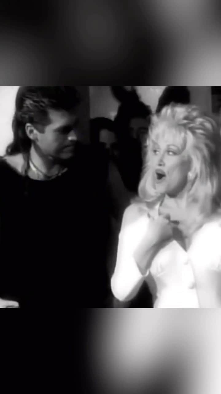 ビリー・レイ・サイラスのインスタグラム：「Just sittin' here freakin' out, thinkin'... this is the first ever socially distant Christmas Carol. “Christmas Where We Are.“ And @dollyparton wrote it and asked me to sing with her like #Romeo! #AHollyDollyChristmas」