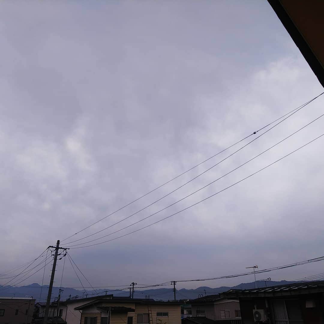 みながわゆみさんのインスタグラム写真 - (みながわゆみInstagram)「#おはようございます #今日も素敵な一日を #イマソラ #いまそら #くもりぞら #曇り空 #吾妻山 #吾妻連峰 #我が家のベランダからの眺め」10月3日 6時45分 - nama.09.19