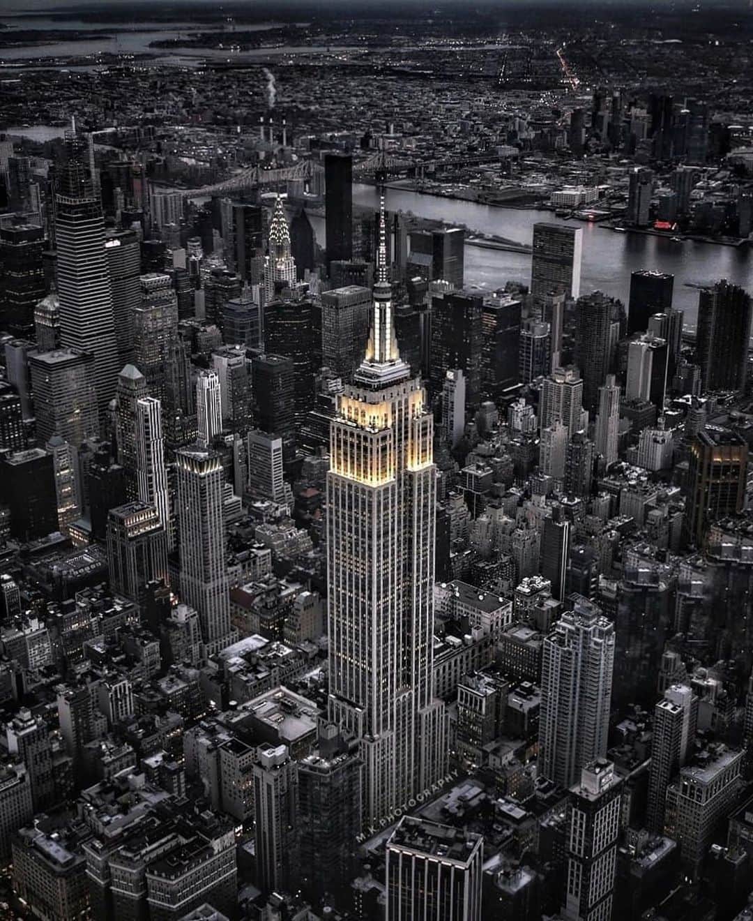 Empire State Buildingさんのインスタグラム写真 - (Empire State BuildingInstagram)「This one’s for the architecture buffs (& for all of you who’ve asked!) 👇 ⠀⠀⠀⠀⠀⠀⠀⠀⠀ While it may look inspired by a tiered wedding cake or a needle, the #EmpireStateBuilding actually reflects the Art Deco architectural style, with geometric shapes, opulence & industrial design! ⠀⠀⠀⠀⠀⠀⠀⠀⠀ SWIPE for a peek inside & check the comments for more Art Deco fun facts ⬇️ ⠀⠀⠀⠀⠀⠀⠀⠀⠀ 📷 (ESB): @mkvisuals_ig」10月3日 6時56分 - empirestatebldg