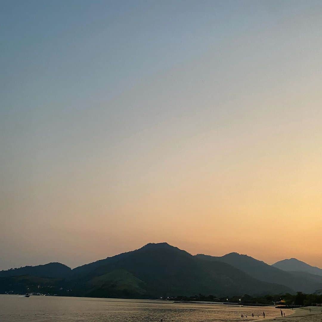 Giovanna Antonelliのインスタグラム：「'Tente. Sei lá, tem sempre um pôr do sol esperando para ser visto, uma árvore, um pássaro, um rio, uma nuvem. Pelo menos sorria, procure sentir amor. Imagine. Invente. Sonhe. Voe.' #caiofernandoabreu 🌈」