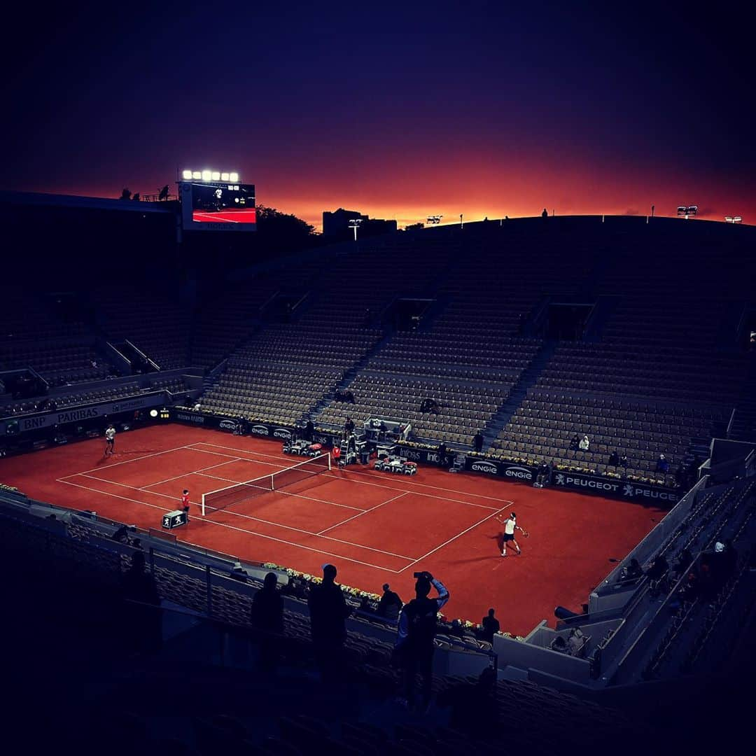 アレクサンダー・ズベレフさんのインスタグラム写真 - (アレクサンダー・ズベレフInstagram)「Work under the bright lights  #weekend #icicestparis #rolandgarros」10月3日 7時10分 - alexzverev123