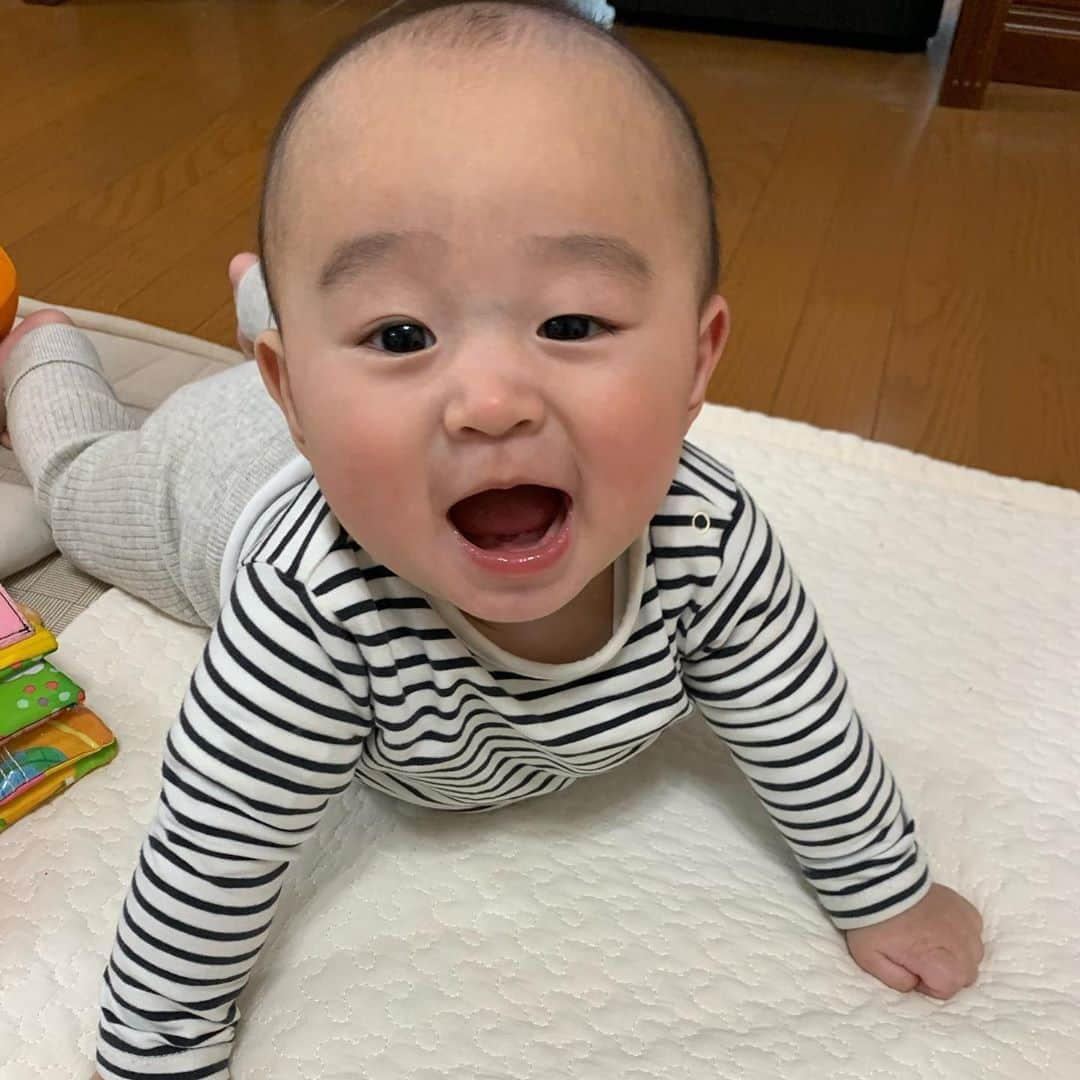 あすかさんのインスタグラム写真 - (あすかInstagram)「ㅤ ㅤㅤ  ㅤ ㅤ 次男、やまちゃん 1歳になりました👶🏼ㅤ  ㅤㅤ  ㅤ 先輩ママさん達が言うように 2人目ってこんなに早いんだなって😢 寝返りもハイハイも歩くのも長男より早く 髪の毛は相変わらず薄毛ちゃんだけど💕 ㅤ ㅤㅤ  ㅤ 最初はおっぱいを飲むのも下手くそで 浅吸いで、切れてしまいその間全然飲めてなくて 1ヶ月検診で100gしか増えてなくて先生に ミルクも足して混合で頑張ってみようか〜 なんて言われて、こんな出るのになんでやろぅ。 2人目にして複雑な気持ちになったり🥺 2ヶ月くらいまで、ずっと黄疸も続き 顔が黒く心配な毎日で、結果母乳性黄疸で🤱🏼 徐々に体重も増え今では心配することもなく 1歳前に心配だった心臓の🩺雑音も無事消え安心。 ㅤ ㅤ ㅤ ㅤ なんでもお兄ちゃんの真似をしてケガも多いけど 大きな病気をすることなく元気で育ってくれて ママは本当に嬉しい。とにかくやまちゃんは リズム感がすごく音楽が鳴るとすぐノリノリ 笑うと目がなくなり、田舎っぺな表情が たまらなく、愛おしいです☺️💕  ㅤ  ㅤ ㅤ いつまでも赤ちゃん扱いしてしまうけど、 1歳のやまちゃんの成長も楽しみ☺️💕  ㅤㅤ ㅤ ㅤ  #mamagirl#ig_baby#10月生まれ#新米ママ#子育て#親バカ#息子#ベビフル#ベビーコーデ#ベビーフォト#ママリ#コドモノ#コノビー#コドモダカラ#ベビリトル#キズナ#0歳男の子#1歳誕生日#1歳男の子#1歳になりました#10月生まれベビー#令和元年ベビー#男の子ママ#スタジオ撮影#授乳#断乳#こどものいる暮らし#こども服#誕生日#はじめての誕生日  ㅤ ㅤ」10月3日 7時03分 - ask_____10