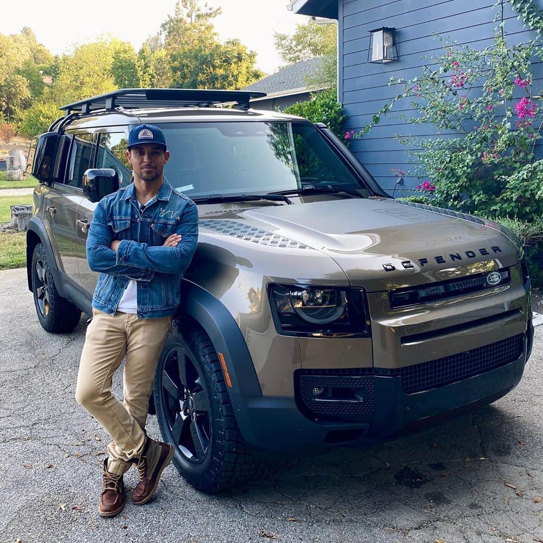 のインスタグラム：「Welcoming the newest member of the fam.  The new #DEFENDER, thank you @landroverusa for letting me be one of the first ones in the United States to experience this monster! (It only took us a year LOL) Also S/O to @landroverthousandoaks for making sure my blind date was love at first sight, thanks Eric Tran and Team!  Now, @seaweanie .. let the adventures begin!」