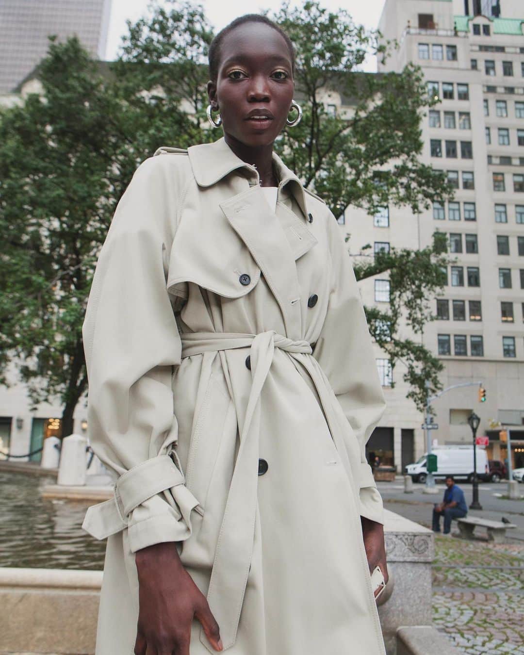 のインスタグラム：「It’s officially tenchweather. Nya in Manhattan wearing the Long York Trench Coat.   The York Trench is available in two lengths - short and long.   #rhié #🧥 #trenchweather」