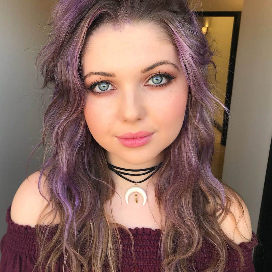 サミー・ハンラティのインスタグラム：「Happy FRIYAY 💕💕💕 I’m missing the purple hair...again...lol what were your thoughts?」