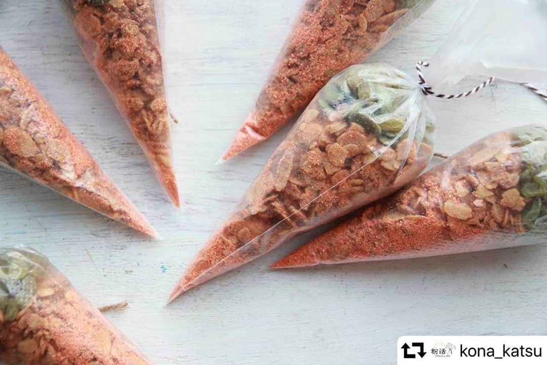 あやこのインスタグラム：「. 可愛いでしょ 明日の朝食べてねって お持たせにするの にんじんパウダー入りって 想像以上の栄養価♡ . #repost @kona_katsu←複数の写真で食べ方もご紹介 ・ ＊concept 息子のためといいながら自分の好物で ふたりきりのしあわせおやつ時間。 補食にぴったりな人参グラノーラは 浸しておくと離乳食に。 手土産にも重宝します。    ＊point 大人は食べる時にチャイスパイスミックスを加えても。  ＊使用粉末 #人参パウダー   ＊栄養point  人参は野菜の中でもビタミンA（β-カロテン）がトップクラス。 自然な甘みをプラスしながら抗酸化作用のあるビタミンが補給できます。   発酵暮らし家・料理研究家 みつはしあやこ @mitsuhashi_ayako   #粉活 #粉活アート #粉活アンバサダー #ビタミン」