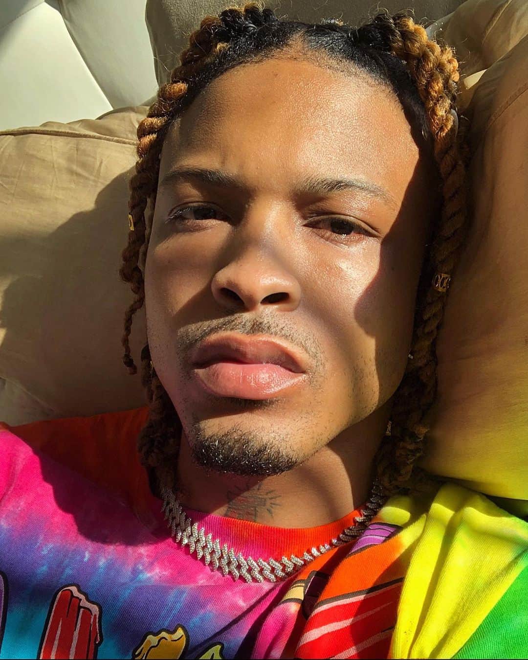 August Alsinaのインスタグラム：「📸 🤳🏾 : 1 or 2 ?」