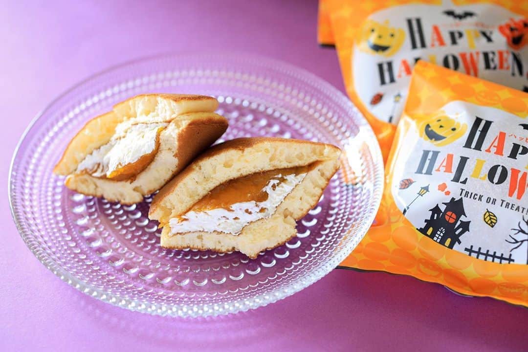Toru Tsuchieさんのインスタグラム写真 - (Toru TsuchieInstagram)「今日の和菓子はかぼちゃバターどら焼きです。 販売いたしております。  #ハロウィン 用にかぼちゃ餡を使ったどら焼きの販売を開始しました。 ボチボチにハロウィンの上生菓子の製造もしたいと思っています。  さて、昨日紹介しました栗づくしの販売ですが 他の仕事もありますのでちょっと製造に不安が出てきて 意図的に売り切れにしてあります。 月曜日からまた再開して月末くらいまで限定無しで販売予定です。 売り切れで買えなかった方でまだ気持ちがある方はご注文よろしくお願いします。  今日はお菓子教室の２日目、生徒さん６人と途中参加1名です。  フェイスブックページのいいね！もよろしくお願いします。 https://www.facebook.com/shishisu/ I would like a job request from you. Today's wagashi is #pumpkin #dorayaki . The sweets I've made for the #shooting . #福泉堂  #和菓子  #出雲 #先生 #オレンジ #秋 #かぼちゃ #どら焼き #バター入り #wagashi #秋の味覚」10月3日 7時23分 - choppe_tt