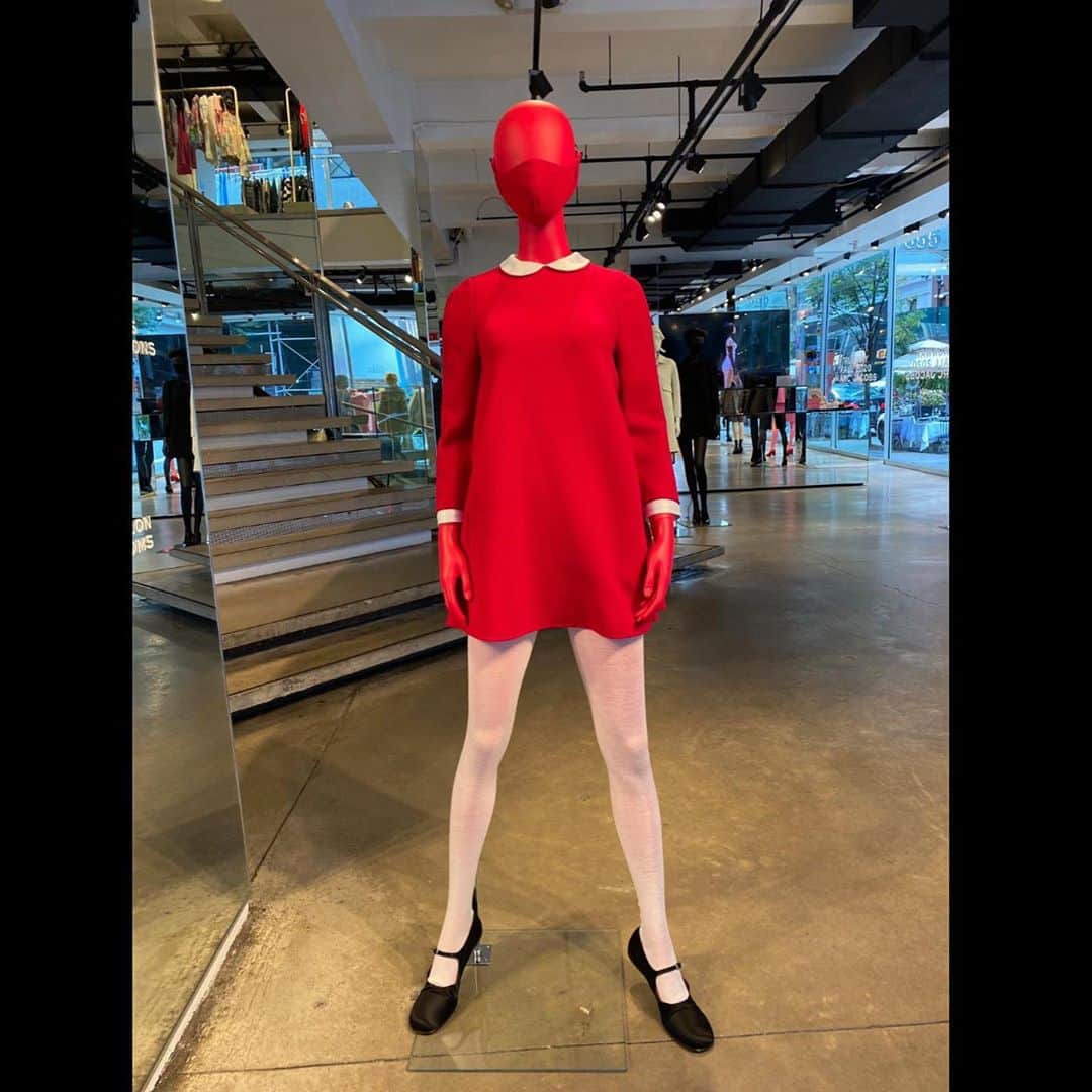 マーク・ジェイコブスさんのインスタグラム写真 - (マーク・ジェイコブスInstagram)「little red dress.  RUNWAY FALL 2020 MARC JACOBS   Mannequins now installed at MARC JACOBS MADISON #doublefacedcrepe #razorcut #luxury #quality #skill #finish #polish #masktomatch #thisishowwedoit #iwantitnow #verucasalt」10月3日 7時25分 - themarcjacobs