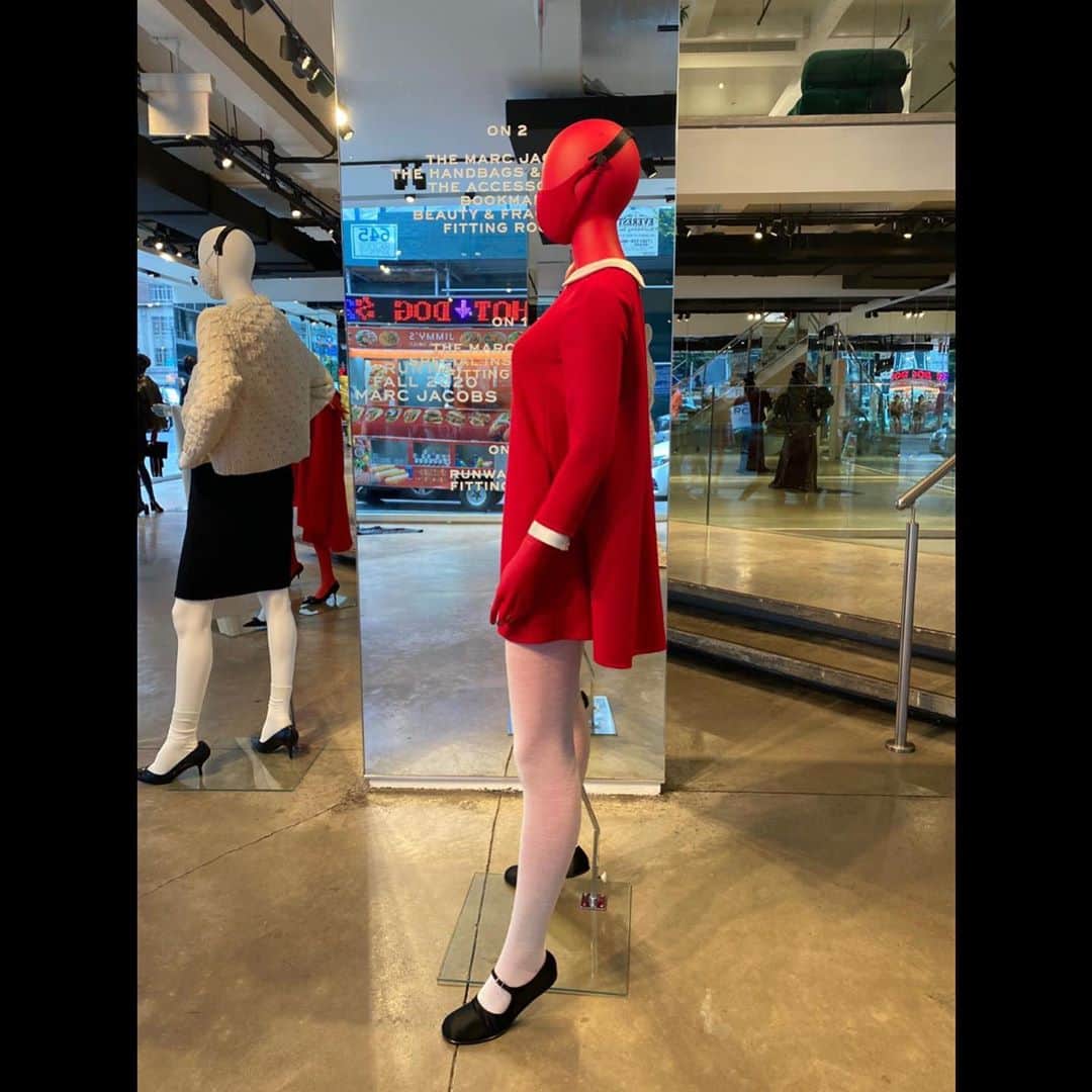 マーク・ジェイコブスさんのインスタグラム写真 - (マーク・ジェイコブスInstagram)「little red dress.  RUNWAY FALL 2020 MARC JACOBS   Mannequins now installed at MARC JACOBS MADISON #doublefacedcrepe #razorcut #luxury #quality #skill #finish #polish #masktomatch #thisishowwedoit #iwantitnow #verucasalt」10月3日 7時25分 - themarcjacobs