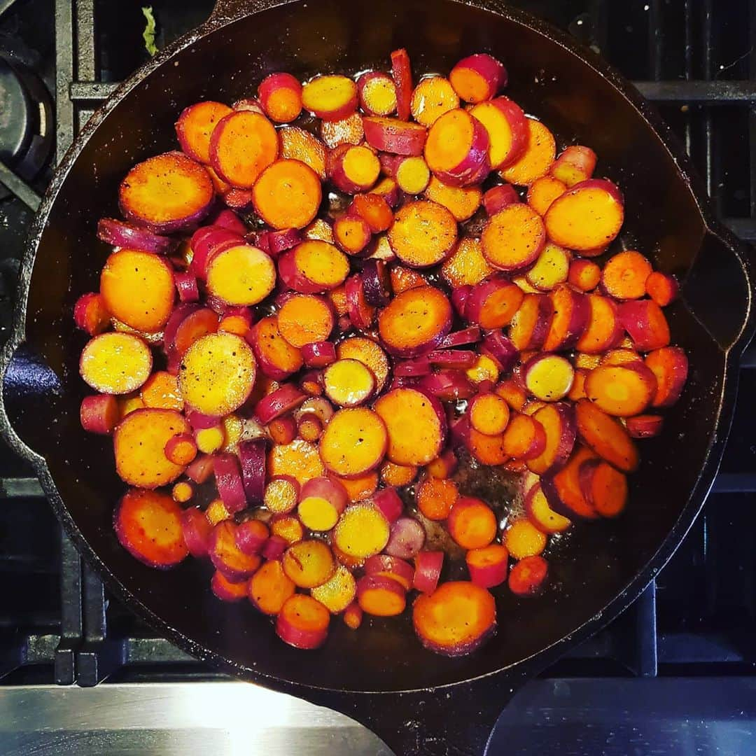 ガソリングラマーさんのインスタグラム写真 - (ガソリングラマーInstagram)「PURPLE CARROTS IN THE SKILLET #GASOLINEKITCHEN 🥕🥕🥕🌿🌿🧈🧈 @jrorganicsfarm #purplecarrots #carrots  @miyokoscreamery #oatmilk #butter #VEGANBUTTER  @mountainroseherbs black pepper adobo seasoning  vegan #veganfood #whatveganseat #plantbased #vegetarian #VEGANGOOD #vegansofig #veganfoodie #foodie #plantbased #plantbasedfood #plantbasedfoodie @gasolineglamour #gasolineglamour  @marketbox.sd @gtfoitsvegan  #JRORGANICSFARM  #miyokoscreamery  #mountainroseherbs  #gtfoitsvegan  #marketboxsd  @smitheyironware #castironcooking #castironskillet #skillet」10月3日 7時29分 - gasolineglamour