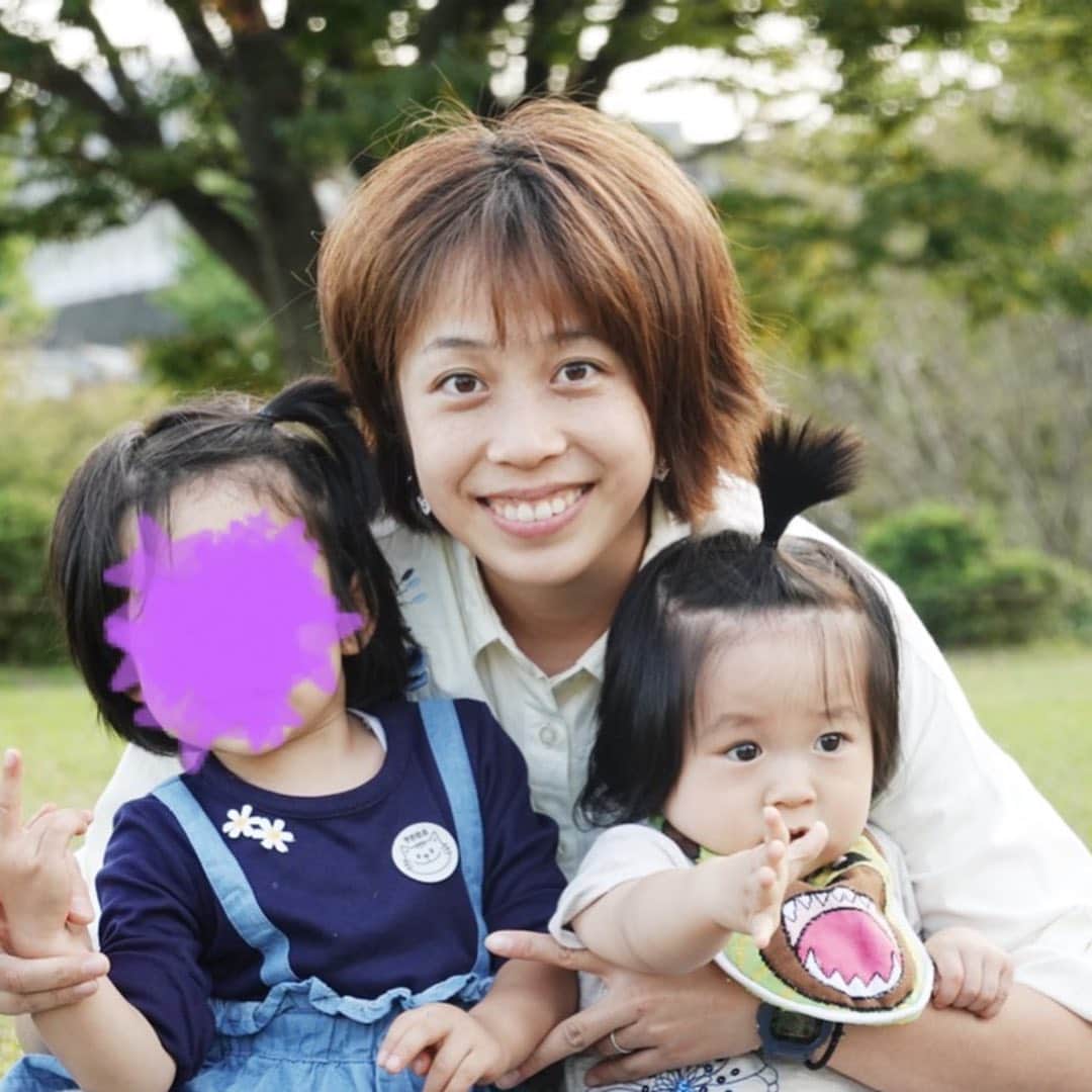 のインスタグラム：「初めての遊園地^_^ 大人の入園料だけ払って入って正解❣️❣️乗り物も6個乗っただけで満足(^.^)たまたま園内で見つけた公園が、結局一番楽しそうに走ってた😄次女も遊園地だけだと動けないので、ハイハイして嬉しそう☆ 平日でとっても空いてて、全て貸切状態👍アシカショーもあって、癒された💕 子供達の成長を感じ、充実した一日でした(o^^o)」