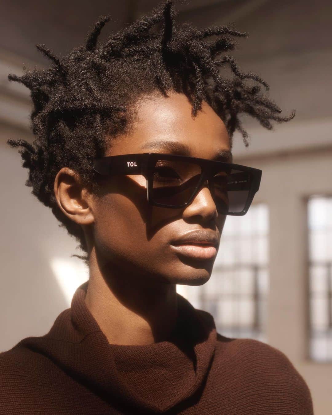Bergdorf Goodmanさんのインスタグラム写真 - (Bergdorf GoodmanInstagram)「BG RADAR 🖤 All eyes are on this bold and beautifully-crafted new eyewear brand @toleyewear from @lindatol_. Available now in store on the Main Floor and online at BG.com. #BGRadar」10月3日 7時31分 - bergdorfs