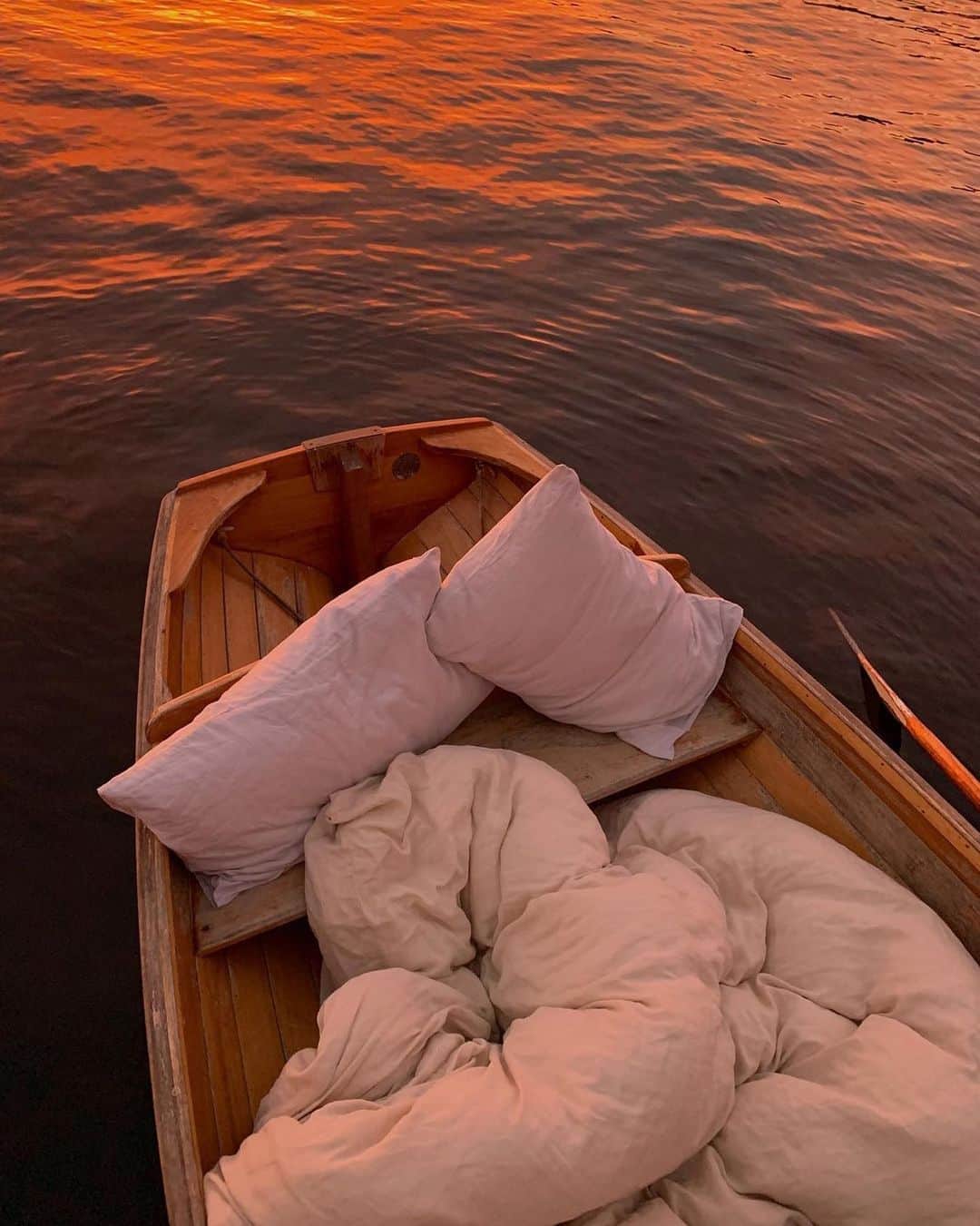ジョジー・マランさんのインスタグラム写真 - (ジョジー・マランInstagram)「Weekend forecast: Cozy, fall vibes 😊️☁️ Who would you take on this boat with you? 🛶 ⠀⠀⠀⠀⠀⠀⠀⠀⠀ Photo by @emelinaah  #fall #autumn #cozy #cozyhome」10月3日 7時44分 - josiemaran