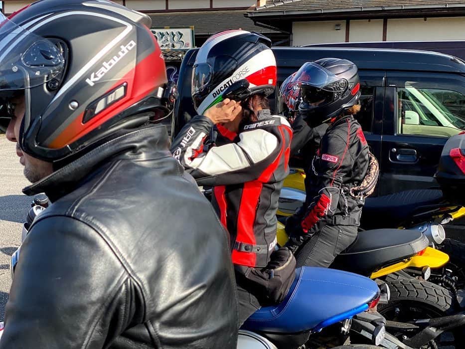 CAMIRAさんのインスタグラム写真 - (CAMIRAInstagram)「レッツゴー🏍 天気いいからバイク乗りたくなる😳💕 #スクランブラー#カフェレーサー#ツアー#バイク女子#グランピング#バイクのある風景#バイク好きな人と繋がりたい#バイクのある生活」10月3日 7時40分 - camila.528