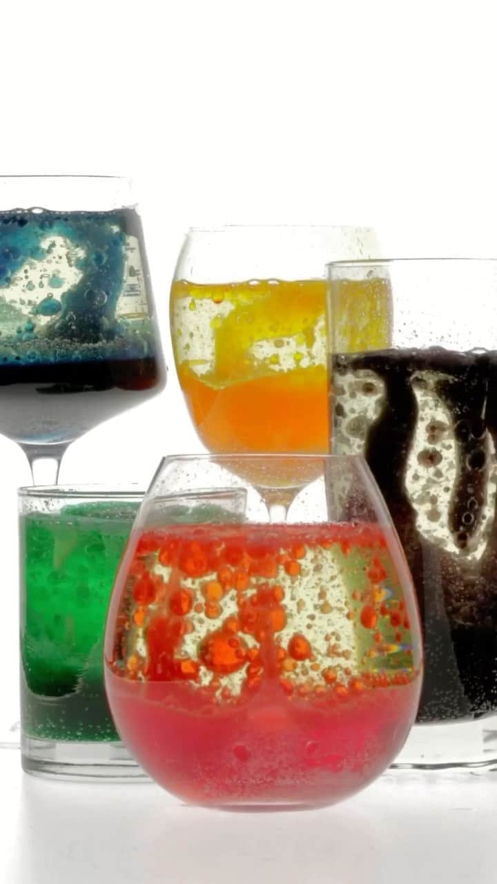 Paul Octaviousのインスタグラム：「Playing in the studio making Lava Lamps / Water + Oil + Food Dye + Fizzy Tablet ✨」