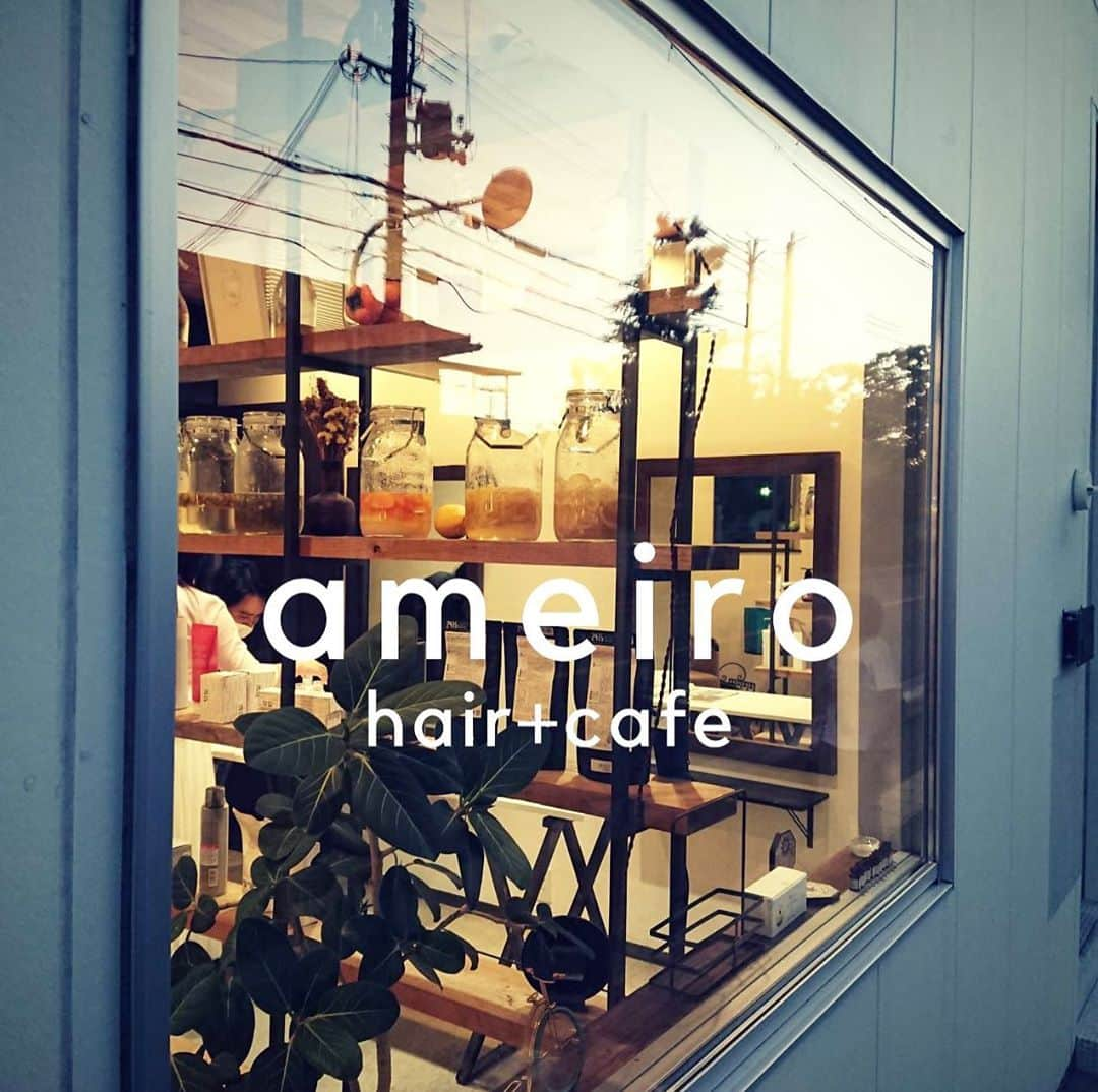 金村慎太郎〈hair+cafe〉のインスタグラム：「﻿ ﻿ おはようございます😃﻿ ﻿ ﻿ この土日は、おかげさまでヘアーのご予約は﻿ 満席となっております。﻿ ﻿ ﻿ キャンセル待ちができますので、﻿ ご希望の方は公式LINEにてご連絡下さいませ♪﻿ ﻿ ﻿ 1day酵素ジュース作り教室も﻿ 公式LINE、DMにて承っております🤗﻿ ﻿ ﻿ ﻿ ➡︎髪質改善はカラダの健康から！﻿ ﻿ ﻿ 当店の酵素ドリンクはすべて試飲できますので、カラーの待ち時間などにも﻿ ぜひお召し上がり下さい♪﻿ ﻿ ﻿ ﻿ ameiro▷▷﻿ ﻿ ﻿ 髪質改善の結果でたくさんの口コミをいただき、日々美髪を生み出してます✨﻿ ﻿ ﻿ もっと何かできないか？﻿ ﻿ ﻿ 女性たちの美のために…﻿ ﻿ ﻿ 髪だけではなく、﻿ 美容のプロとして、美容師として。﻿ ﻿ ﻿ 美を維持するには、﻿ 健康がどうしてもヒモづいてきますよね。﻿ ﻿ ﻿ 髪質改善を突き詰めると、﻿ 健康なカラダを維持することにたどり着きます。﻿ ﻿ ﻿ 日本酵素マイスター協会認定&﻿ 髪質改善専門店のアメイロだからこそできる。﻿ ﻿ ﻿ 体質改善＋髪質改善✨﻿ ﻿ ﻿ *･゜ﾟ･*:.｡..｡.:*･'*:.｡. .｡.:*･゜ﾟ･*﻿ ﻿ ﻿ 💎無料カウンセリングプレゼント 💎﻿ ﻿ ▼髪質でお困りの方はプロフィールへ▼﻿ ﻿ （クリック）﻿ ﻿ @ameiro_hair ﻿ ﻿ ★ライン友達追加で﻿ 無料カウンセリングをプレゼント★﻿ ﻿ LINE ID検索→﻿ @ mmd5236z﻿ （@を必ずつけてくださいね♪）﻿」