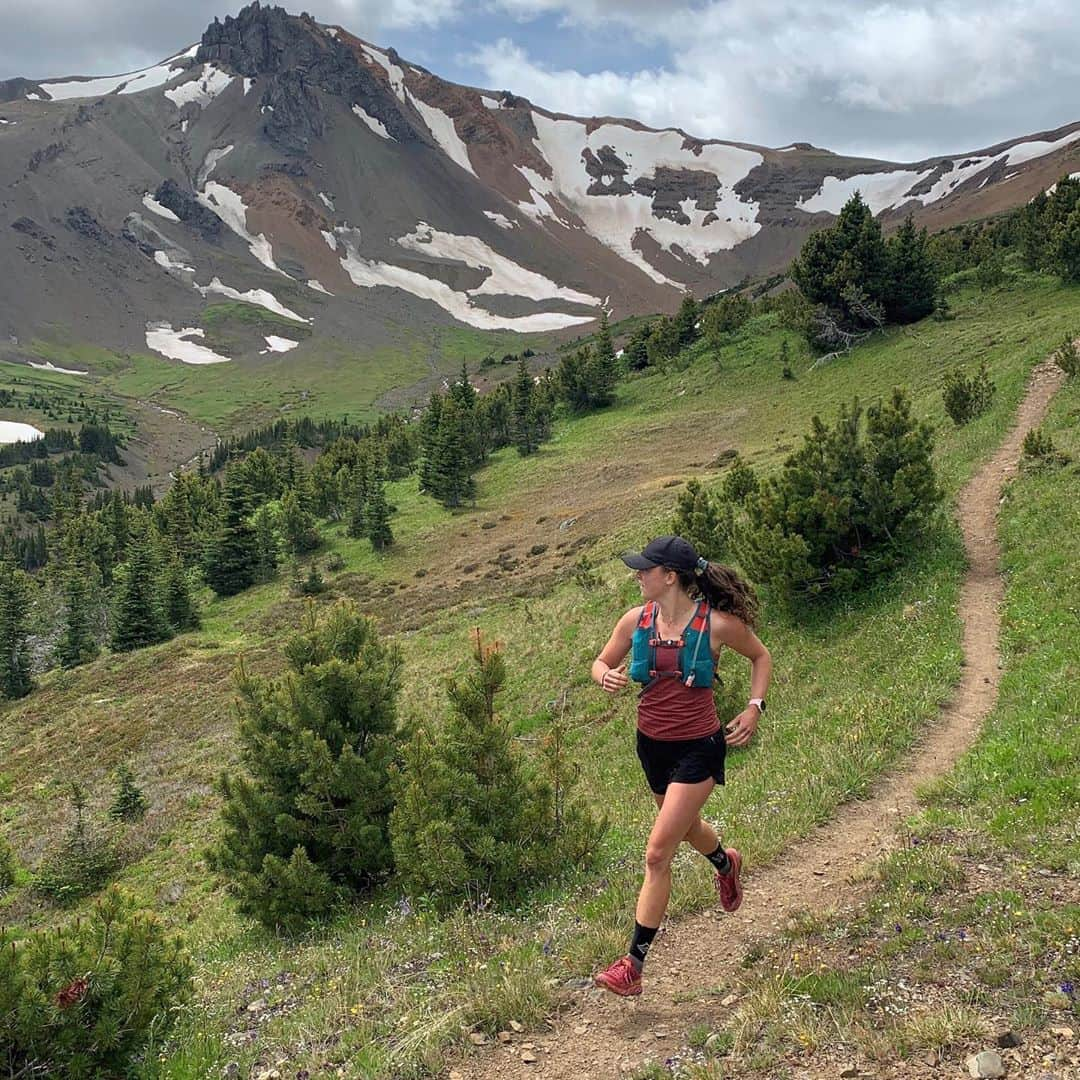 オスプレーさんのインスタグラム写真 - (オスプレーInstagram)「Running towards a weekend of adventure! 📷 by: @tyaxadventures + @bobbidouglas  Featured pack from the Duro/Dyna series  #ospreypacks #weekendvibes #friyay #adventuretime #mountainview #mountaintime」10月3日 7時48分 - ospreypacks