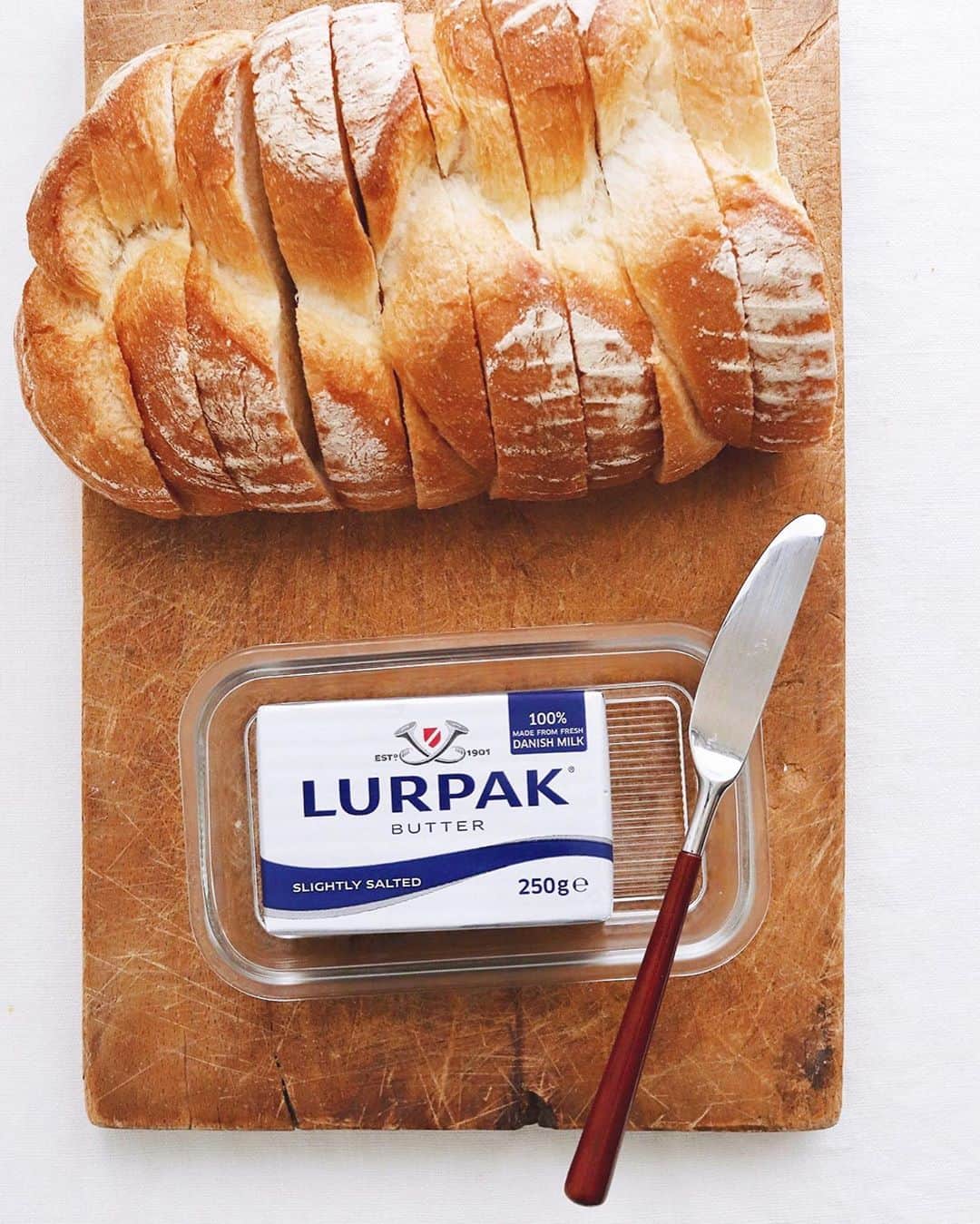 樋口正樹さんのインスタグラム写真 - (樋口正樹Instagram)「bread and butter . 今朝はパンにバターで。 パンはアンデルセンの パンドエピのハーフで、 バターはLURPAKです。 . LURPAKは、 開催中のアンデルセン デンマークフェアにて 限定販売してるバター。 良質なミルクを原料に 作られる発酵バターで パンはもちろん料理や 菓子作りにも人気です。 数に限りがあるらしく お早めにお買い求めを。 @andersen_official_jp  ちなみに "LURPAK"は "ルアーパック"と読みます。 ハッシュタグはこちら 👉👉 #ルアーパック みなさん使ってますね😋 . . #アンデルセン #パン #パンドエピ #ベーカリー #アンデルセンのパン #ヒュッゲ #デンマーク #デンマークフェア #デンマークバター #ファーマーズブレッド #発酵バター #プレミアムバター #パンのある暮らし #パンのある生活 #パンスタグラム #パン大好き #andersen #bread #bakery #hygge #copenhagen #bageri #denmark #🇩🇰 #LURPAK #butter #breadandbutter」10月3日 7時55分 - higuccini
