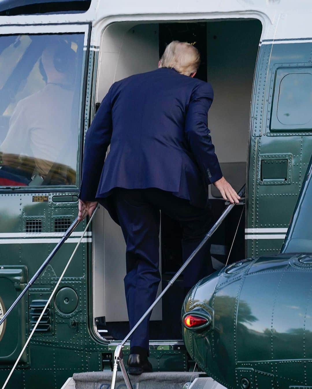Just Jaredさんのインスタグラム写真 - (Just JaredInstagram)「President Donald Trump was photographed leaving the White House en route to the hospital after he tested positive for coronavirus. Reports claim he developed a fever this morning and he’ll be working from the hospital out of an “abundance of caution.” #DonaldTrump Photos: Getty」10月3日 7時56分 - justjared