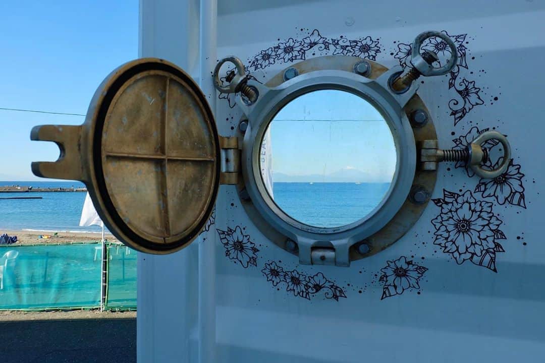 AMAZING COFFEEさんのインスタグラム写真 - (AMAZING COFFEEInstagram)「. 🌊YOKOSUKA BEACH SIDE with AKIYA BEACH CLUB🌊 . 天気の良い日は、横須賀店にしかないお花柄の潜水艦の窓から、相模湾を覗いてみてはいかがでしょうか？👀✨ . 青くてキラキラした海のおかげで、HAPP🌱になれること間違いなしです(^o^)v . #AMAZINGCOFFEE #coffee #YOKOSUKABEACHSIDE #AKIYABEACHCLUB #AMeCO #アメコ #横須賀 #秋谷海岸 #相模湾 #海 #sea #beach #潜水艦 @unoboooo」10月3日 7時57分 - amazing_coffee_official