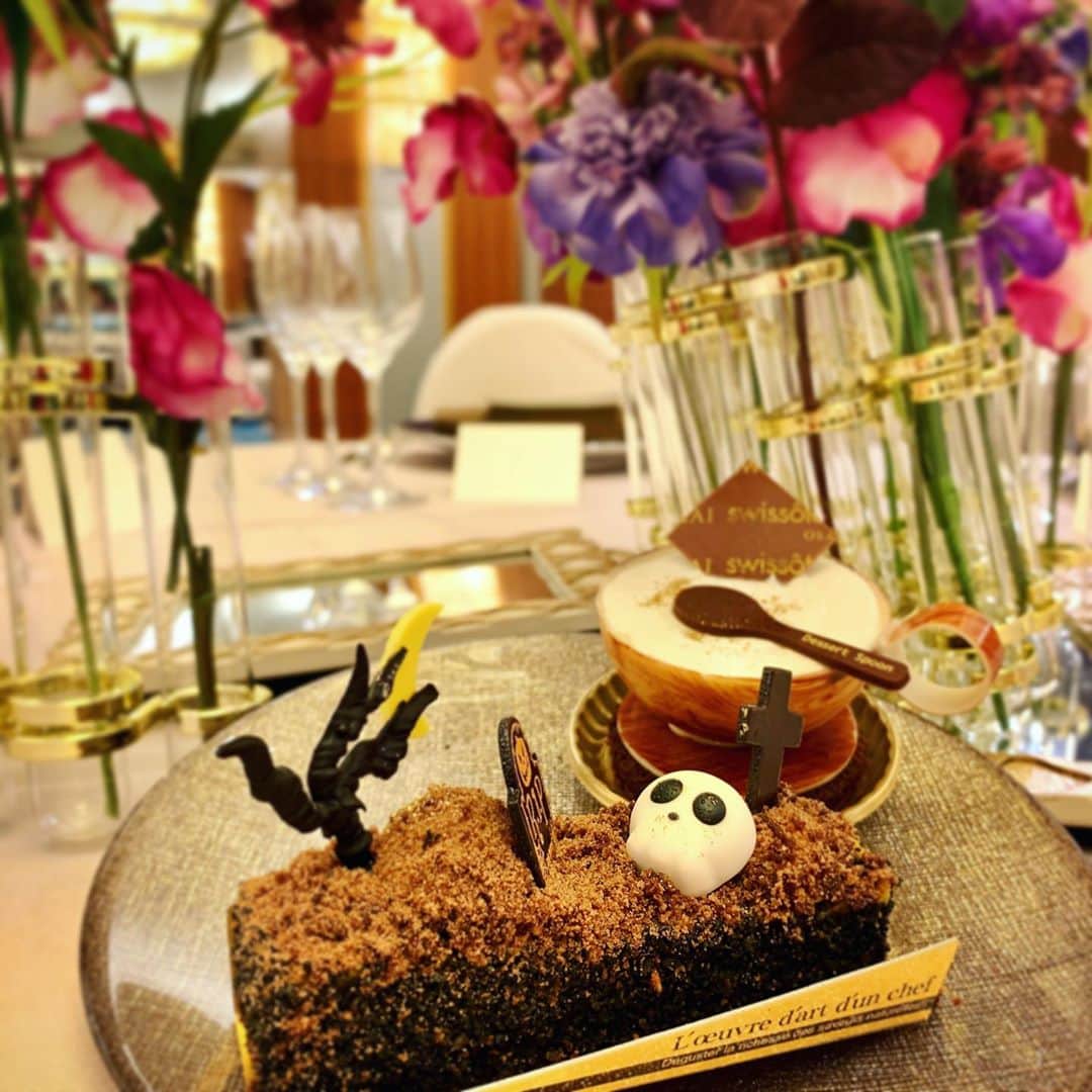 のインスタグラム：「6階 Swiss Gourmet-スイスグルメ-では ハロウィンをテーマにしたsweetsが登場しました。スイーツ付きウエディング相談会でもお選びいただけるので ぜひお試しください🎃 On the 6th floor Swiss Gourmet, Halloween-themed sweets have appeared.  You can also choose at the wedding counseling with sweets, so please try it 🎃 #ここからはじまりここから繋がる  #スイスホテル花嫁  #スイスホテル南海大阪  #スイスホテルウエディング  #スイスホテルロマンス  #大阪結婚式  #ホテルウエディング  #ホテル婚  #なんば  #なんば駅  #スイーツ  #ハロウィン  #swissotelnankaiosaka  #swissotelwedding  #swissotelromance  #osakawedding  #wedding  #hotelwedding  #swisshospitality  #sweets  #halloween」