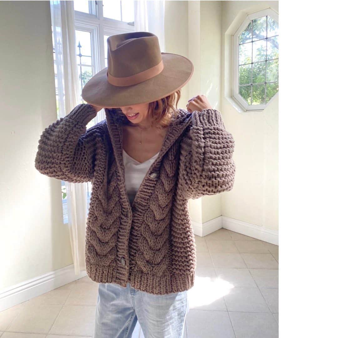 eiko kagamiのインスタグラム：「. . まだ色を悩んでいる😂 可愛すぎるニットカーデ🧶🤎 . 明日12:00〜 @sandlessmoon  インスタライブに参加させて頂きます🙇🏽‍♀️ 新作10item❤︎!! 私も楽しみです😍 . . . . . #sandlessmoon  #サンドレスムーン #ボヘミアンスタイル #大人カジュアル #カジュアルコーデ #ニットカーデ #ニット#デニム #デニムコーデ」