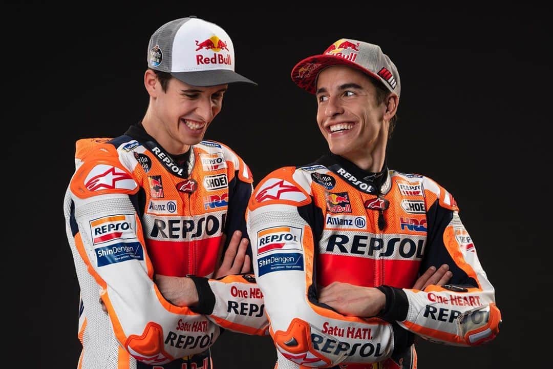 レプソル・ホンダのインスタグラム：「It’s #WorldSmileDay! Find us two better smiles in the paddock, we’ll wait.」